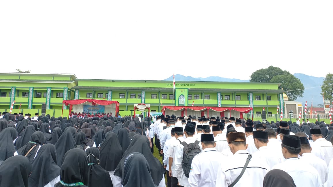 Upacara HAB 80 Kemenag di MIN 1 Purbalingga