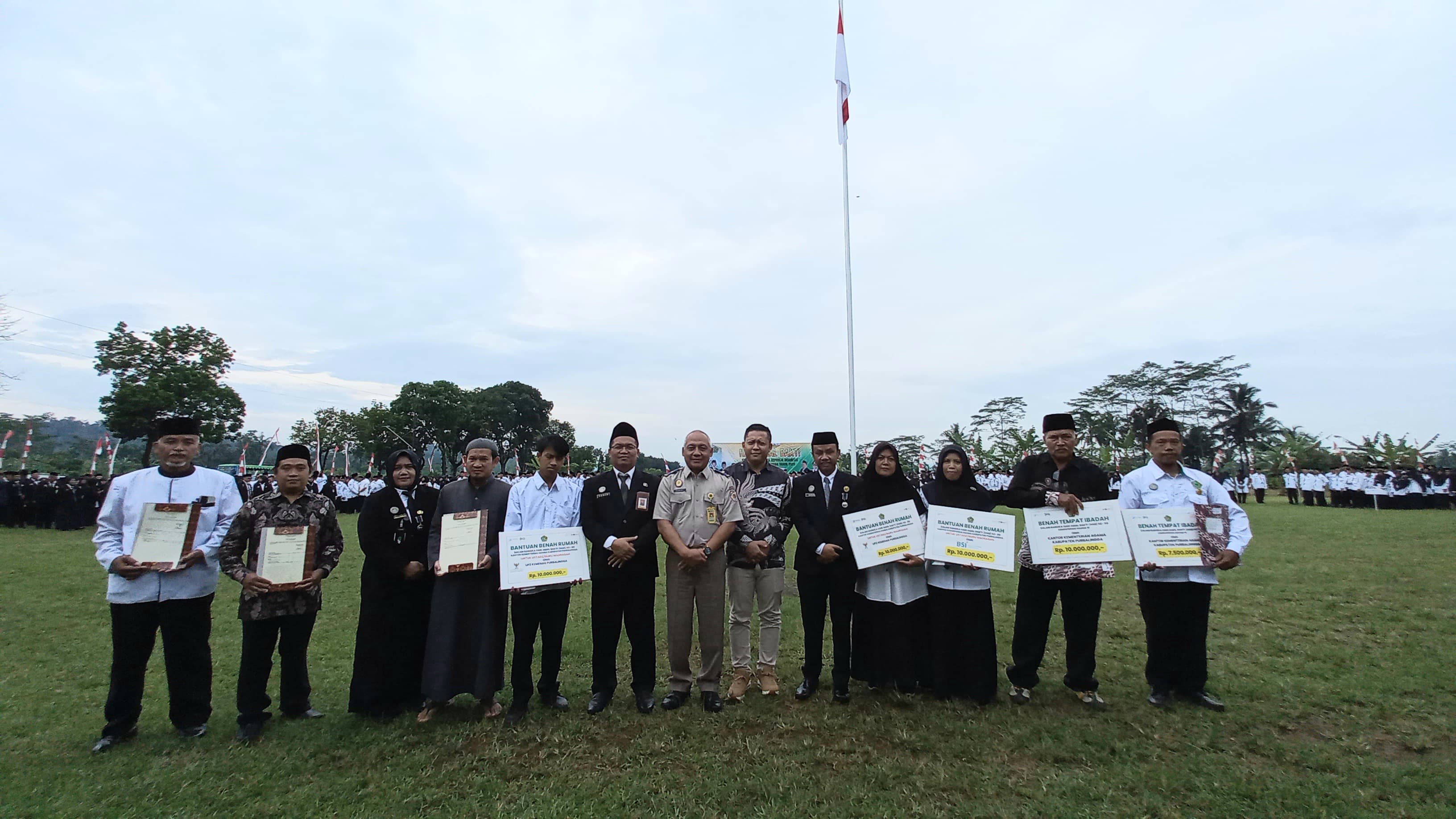 Penyerahan sertifikat tanah wakaf saat HAB Kemenag 80