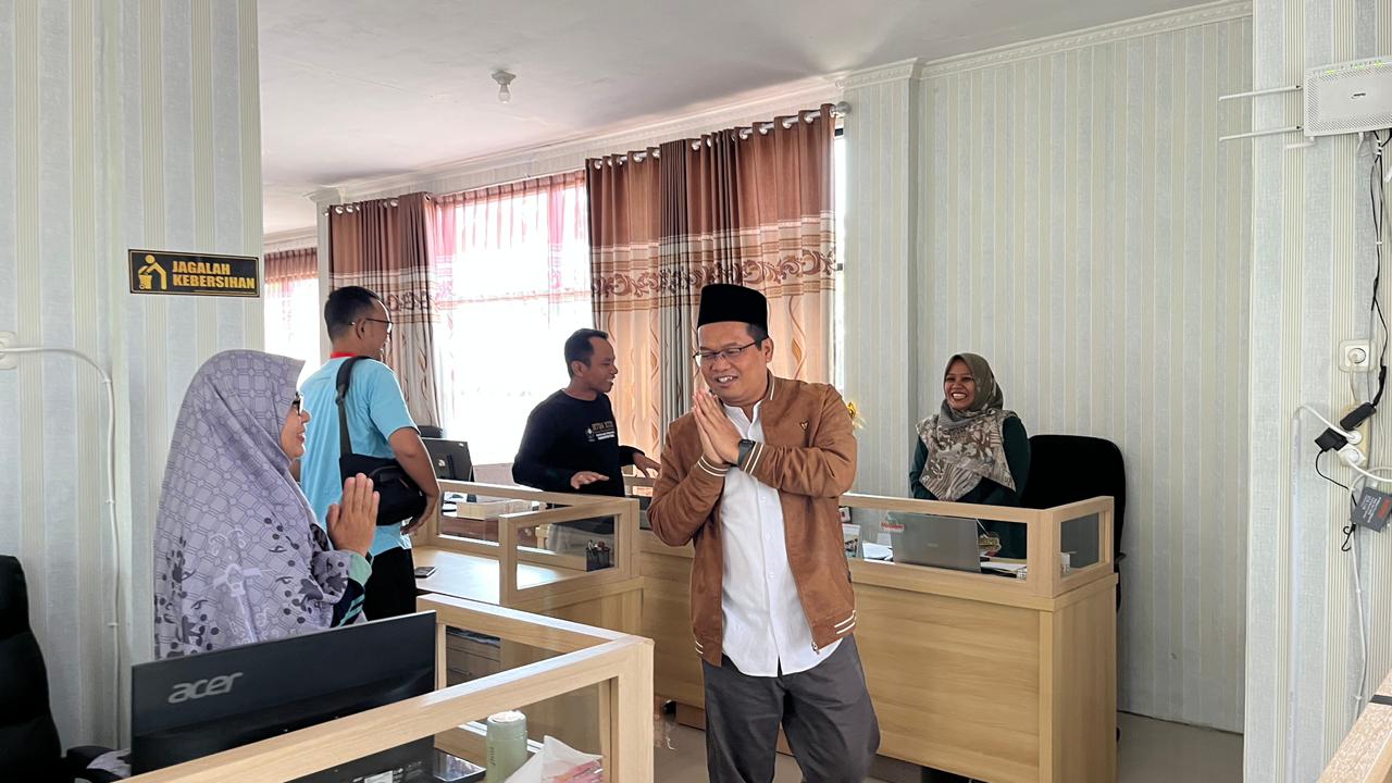 Kakan Kemenag Zahid Khasani sapa ASN di ruang kerja