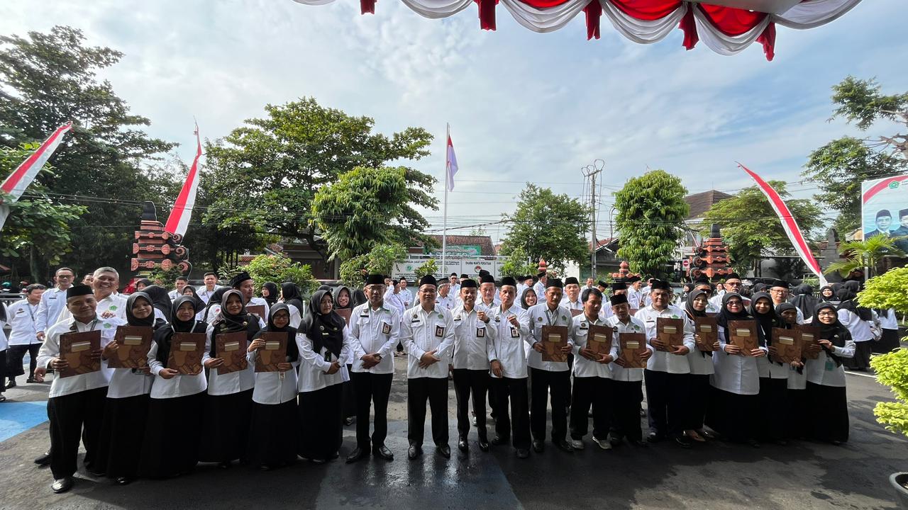 Penyerahan SK Mutasi dan Rotasi pegawai