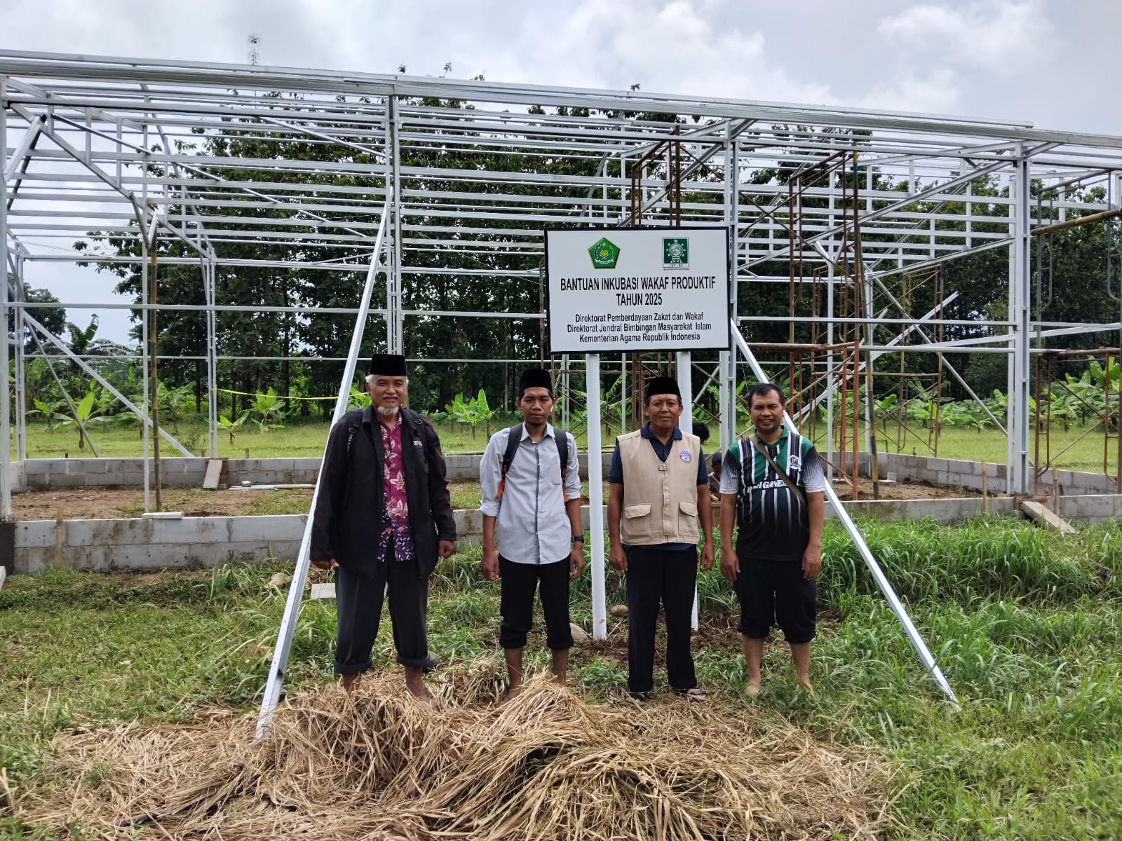 Gerakan wakaf produktif Paku Bumi menanam melon premium