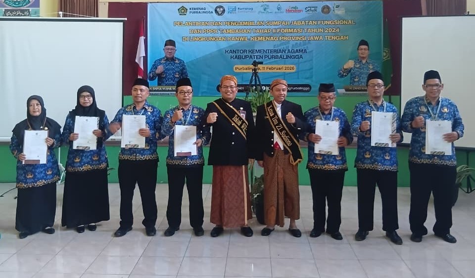 Penyerahan SK Kenaikan jenjang jabatan