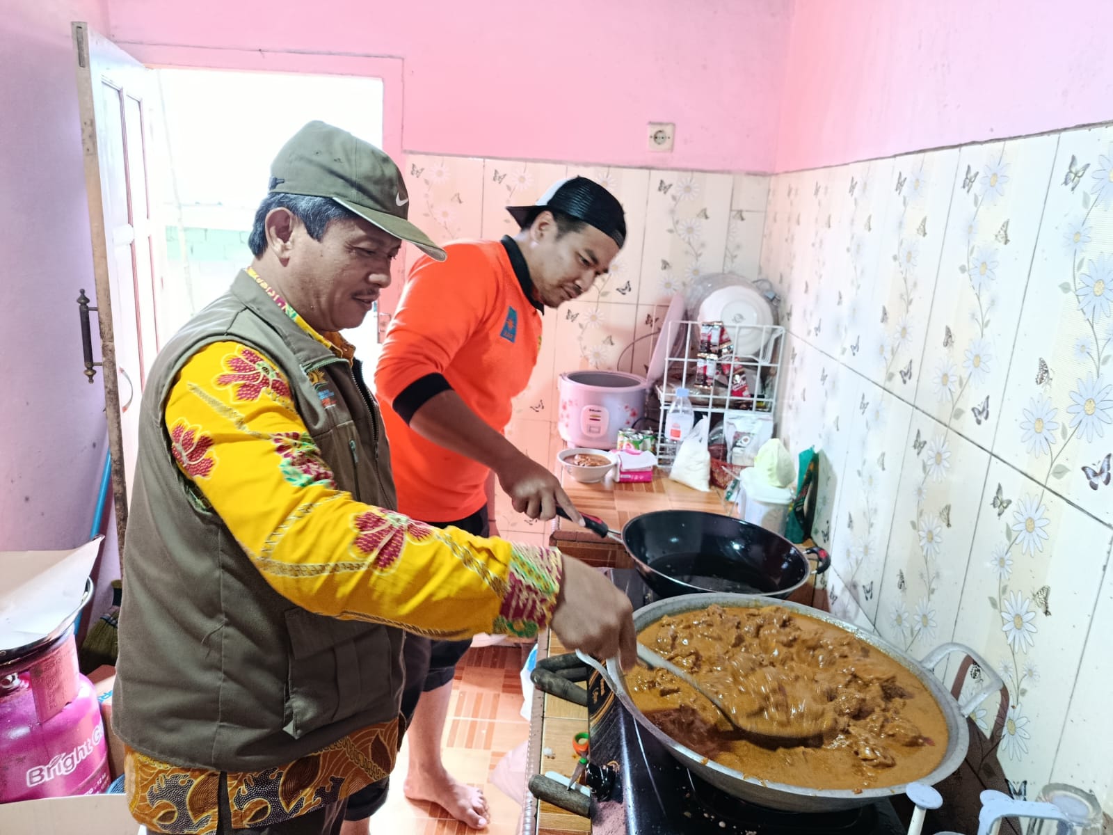 Pengawas PAI masak di dapur posko bencana