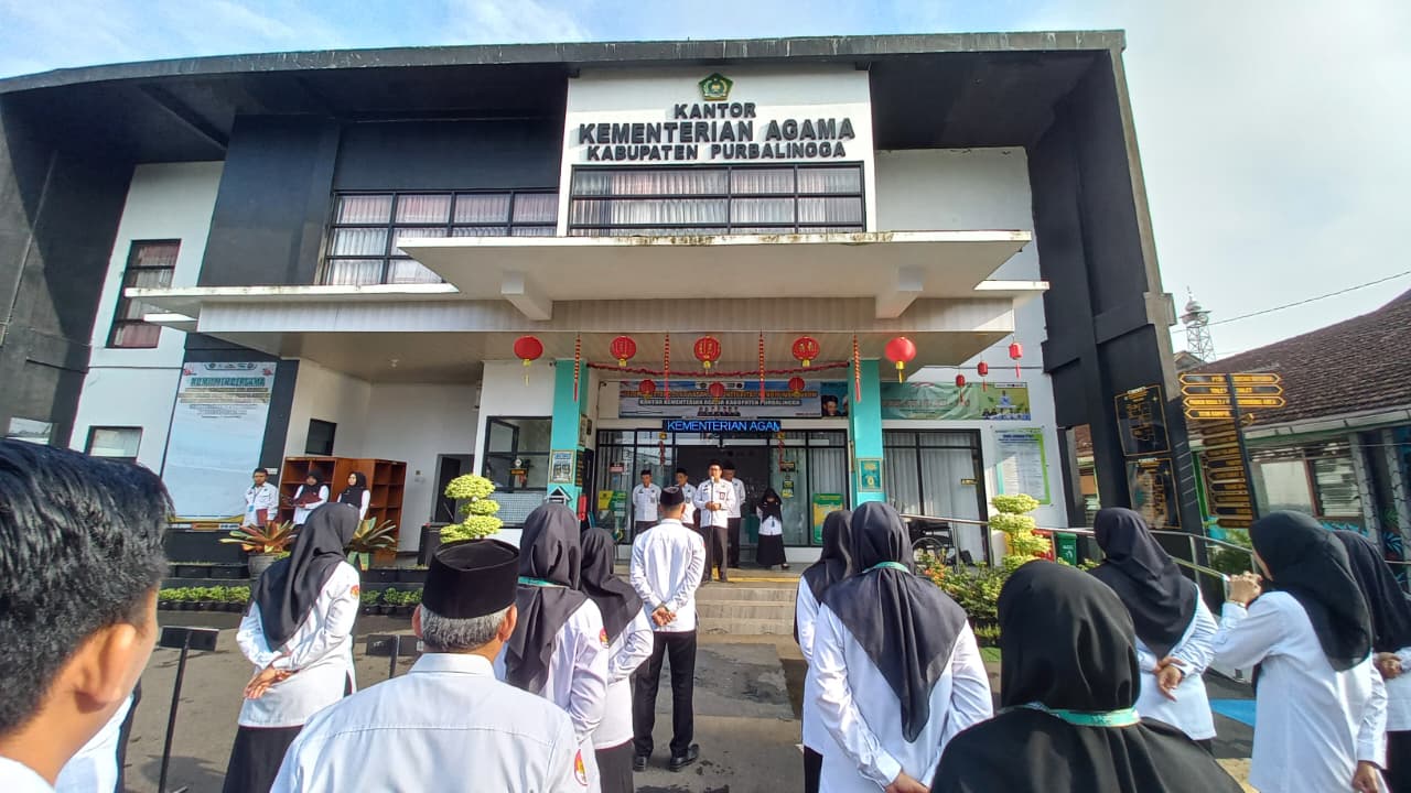 Apel pagi Senin dan briefing Zona Integritas