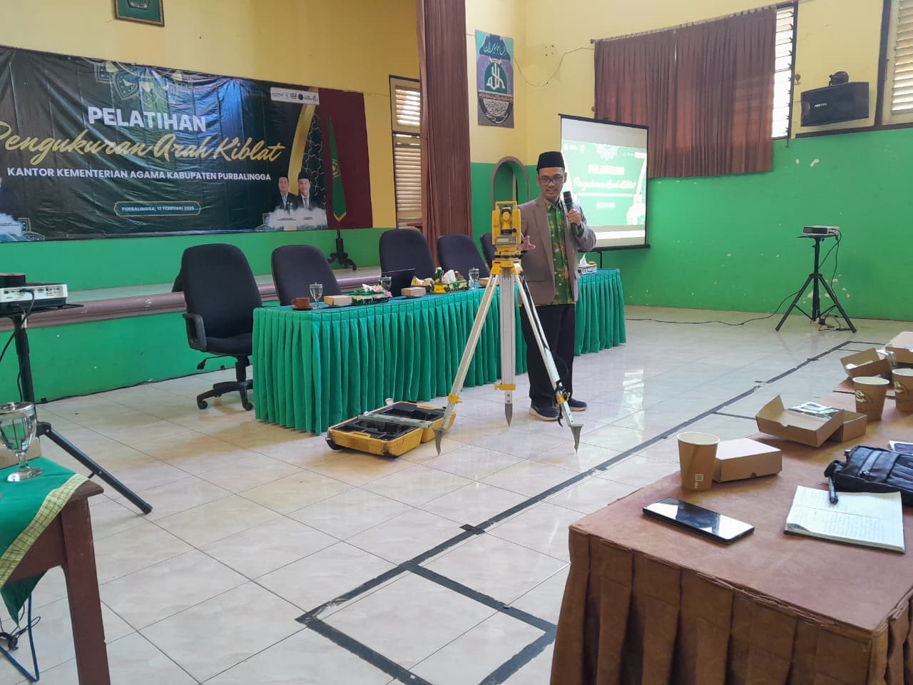 Praktik penggunaan theodolite