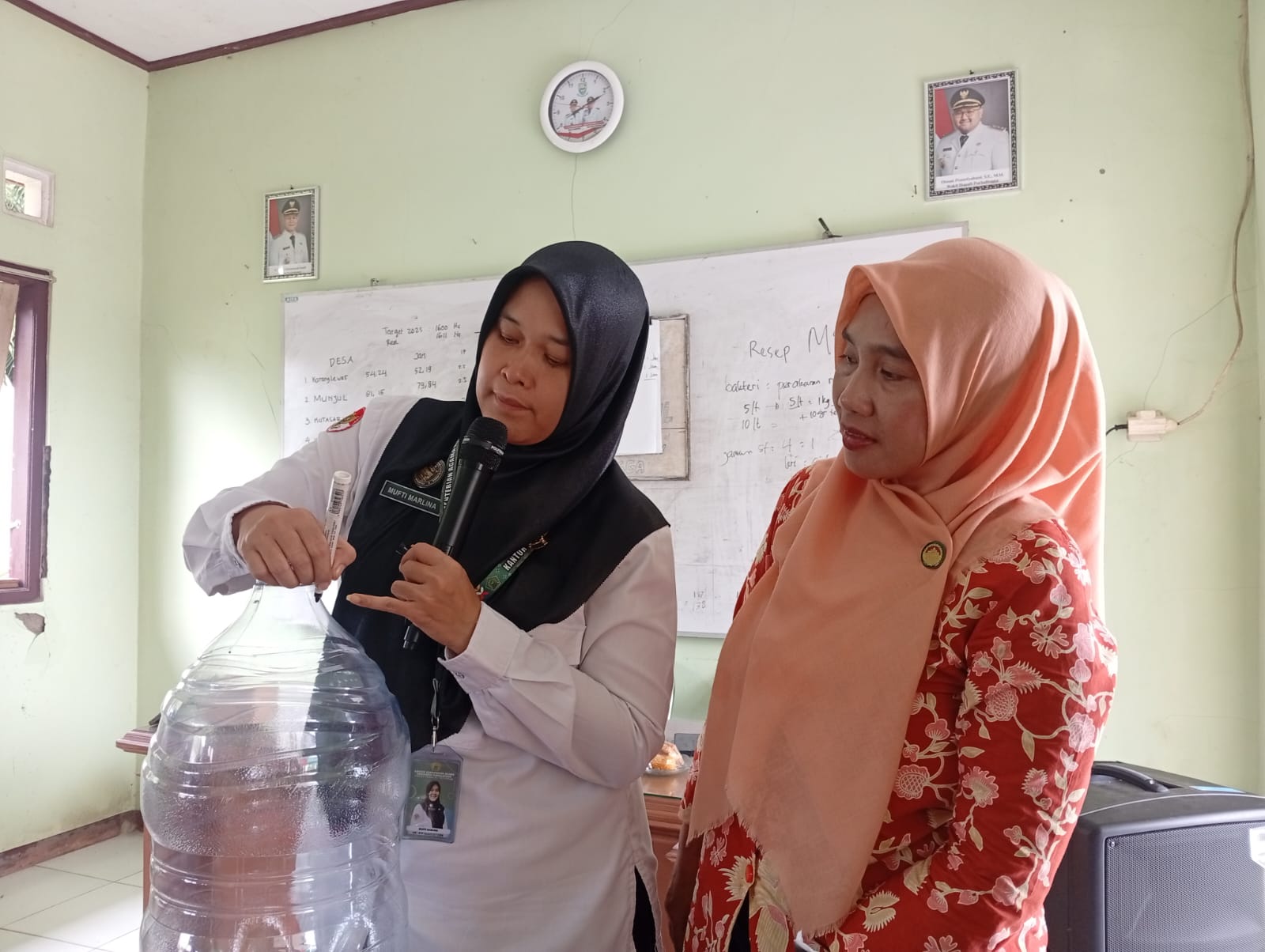 Penyuluh Agama Islam Kua Kutasari Gaungkan Ekoteologi dengan pelatihan pengolahan limbah galon air mineral