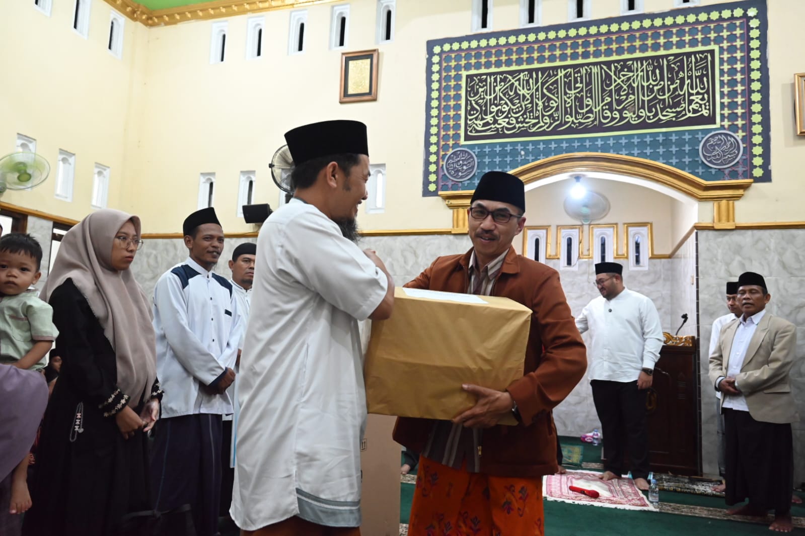 Kemenag Purbalingga serahkan mushaf al-qur'an