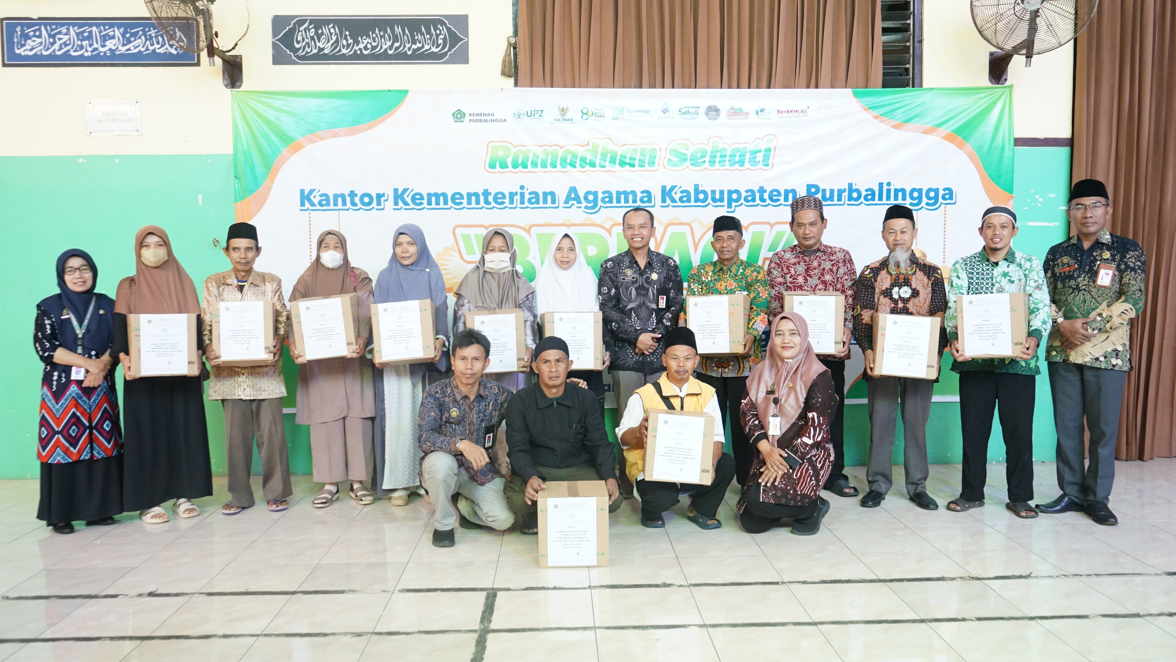 Simbolis penyerahan paket sembako untuk guru madin, takmir masjid, warga