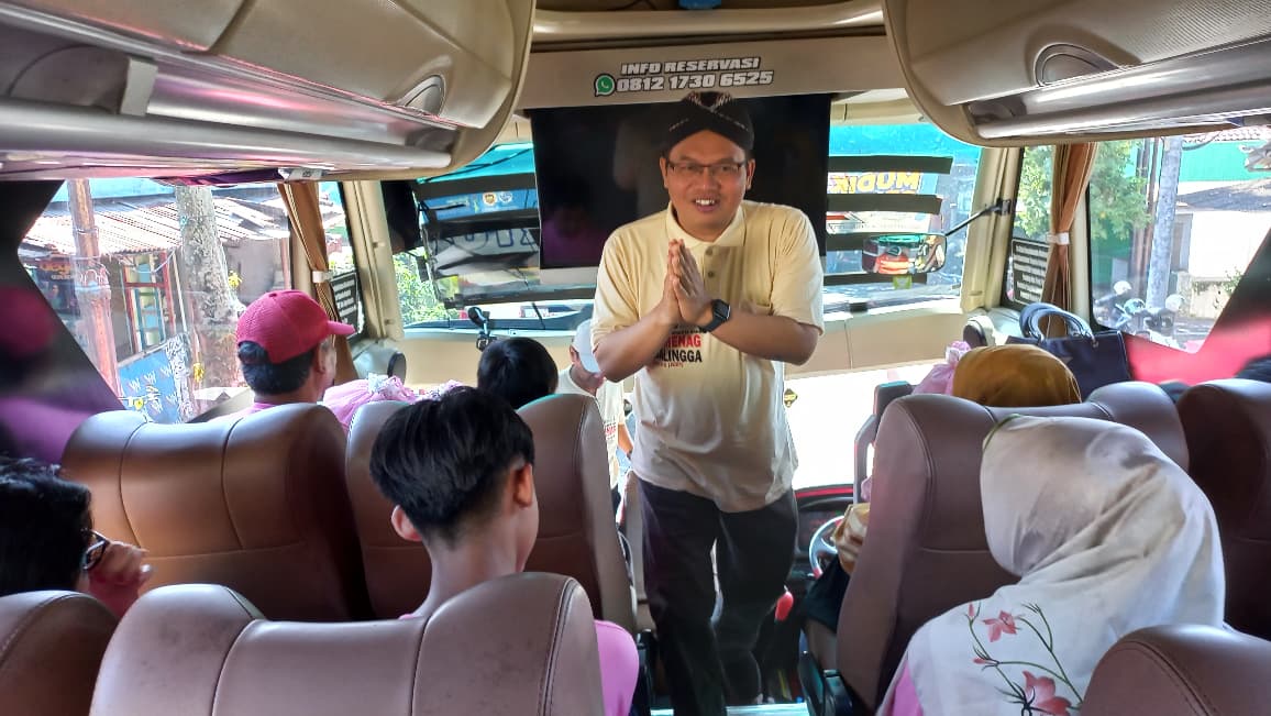 Kepala kantor dan jajaran pejabat dan tamu undangan menyapa pemudik sebelum keberangkatan