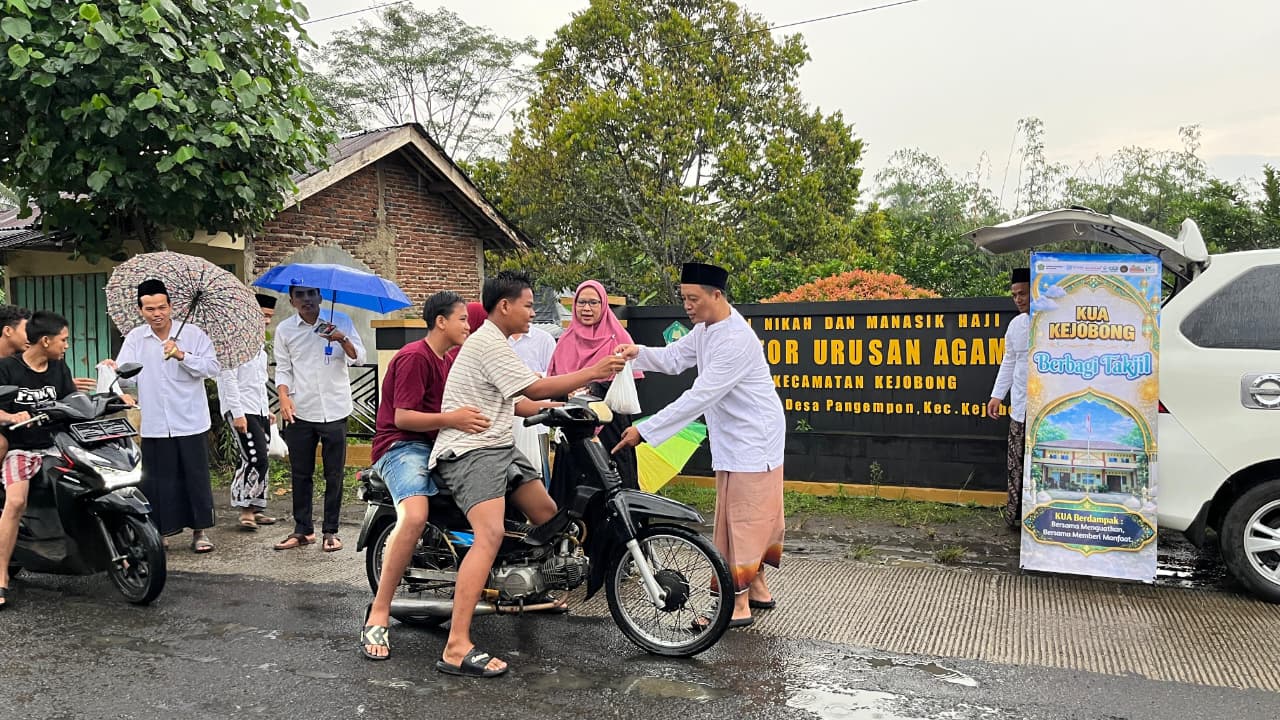 KUA Kejobong Semarakkan Syiar Ramadan, Bagikan 600 Porsi Takjil Gratis kepada Pengguna Jalan