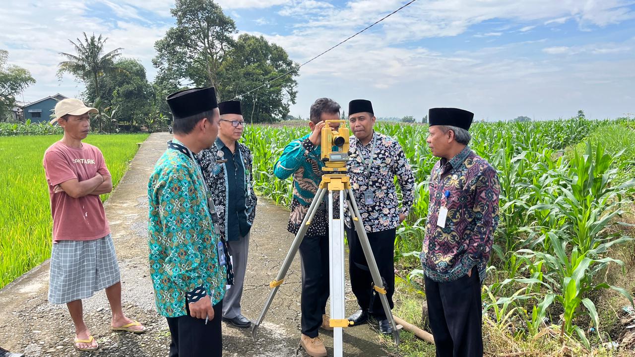 Ukur arah kiblat di makam