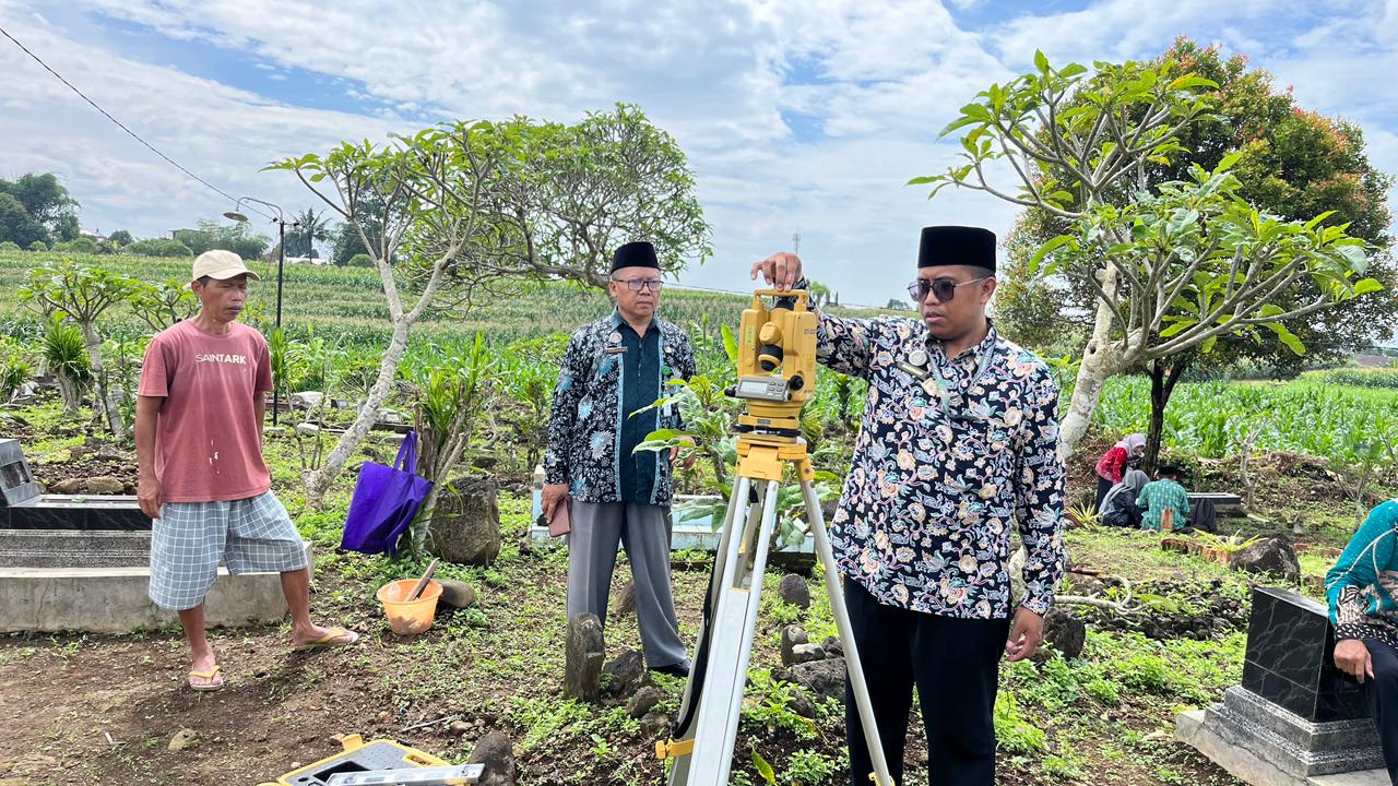 KUA Bojongsari Layani Pengukuran Arah Kiblat Makam di Desa Karangbanjar