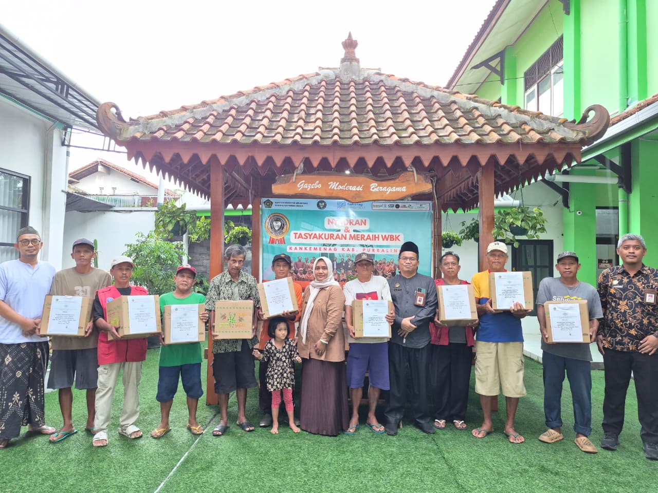 Kemenag Purbalingga bebagi sembako kepada tukang parkir dan petugas kebersihan