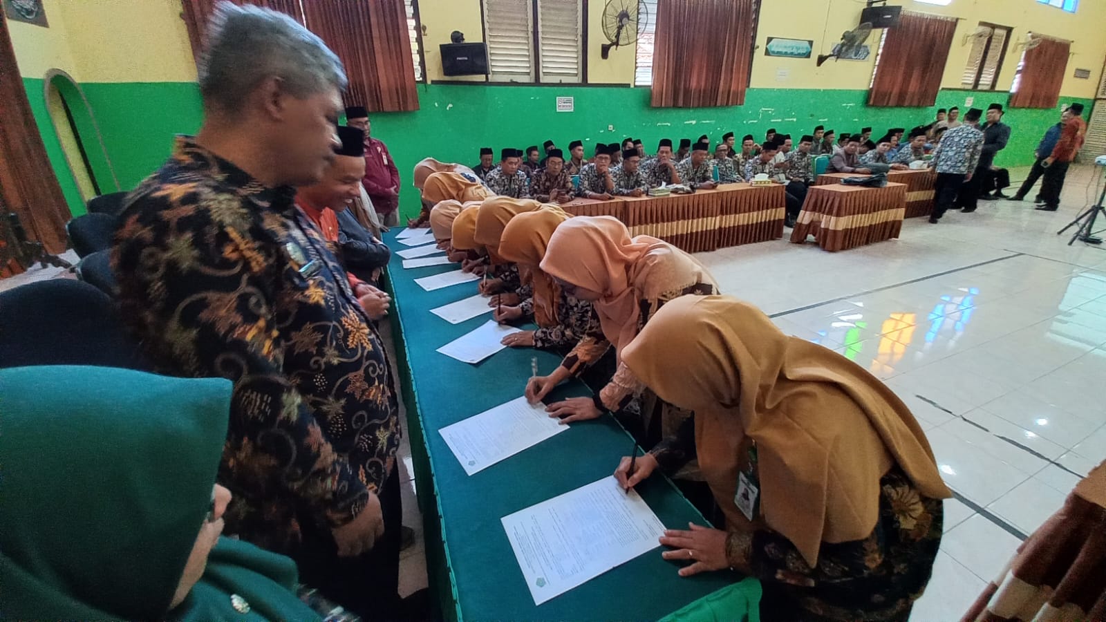 Penandatanganan pakta integritas mendukung media sosial