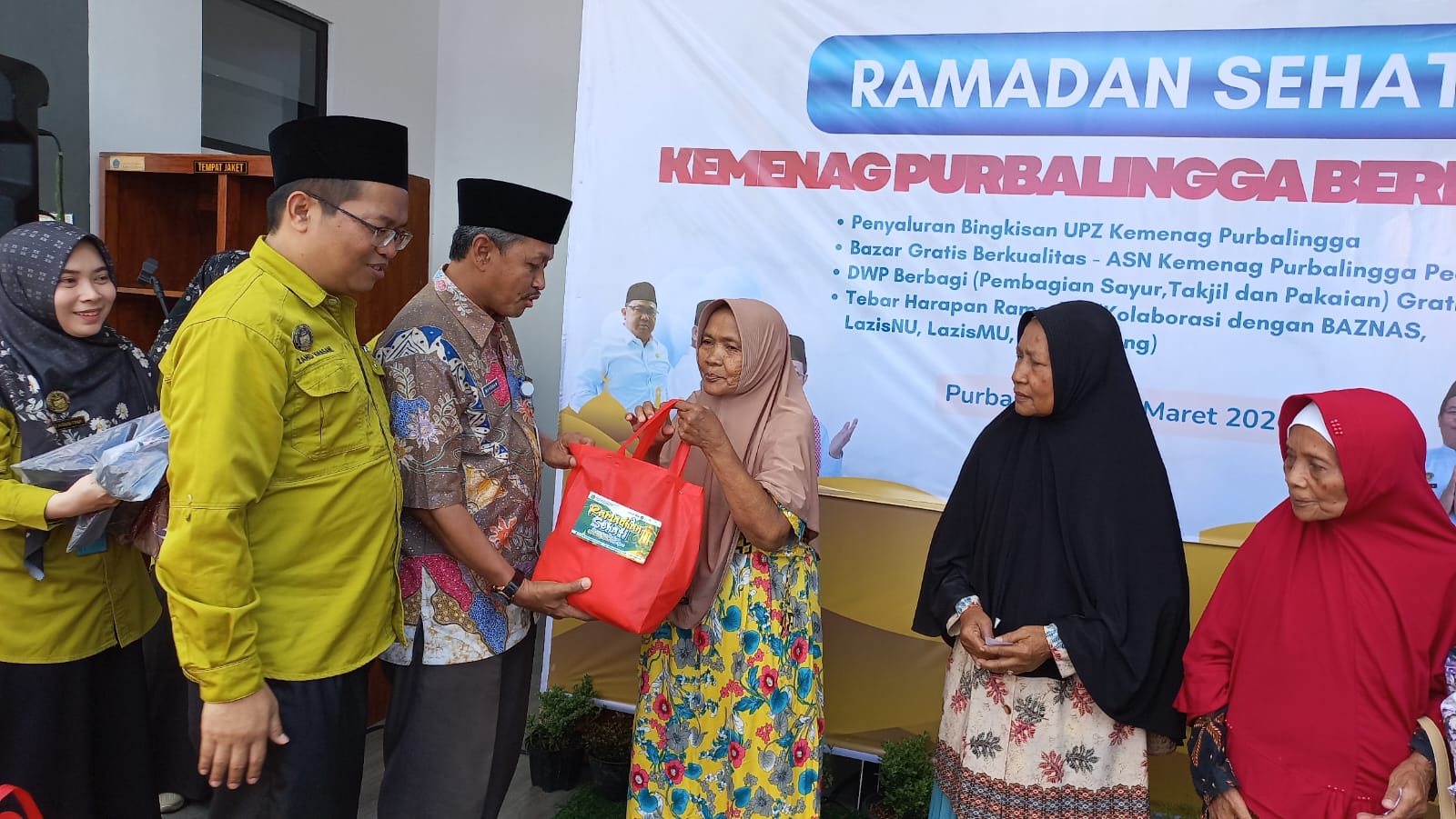 Asisten II Bidang Perekonomian dan Pembangunan Setda Purbalingga, Mukodam menyerahkan paket sembako