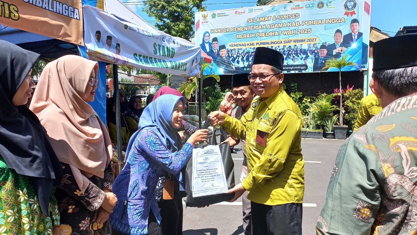 Kakan Kemenag Purbalingga menyerahkan paket sembako untuk guru madrasah dan PAI 