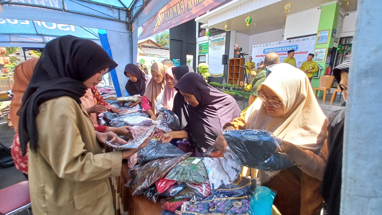 Warga antusias memilik pakaian berkualitas dalam bazar gratis