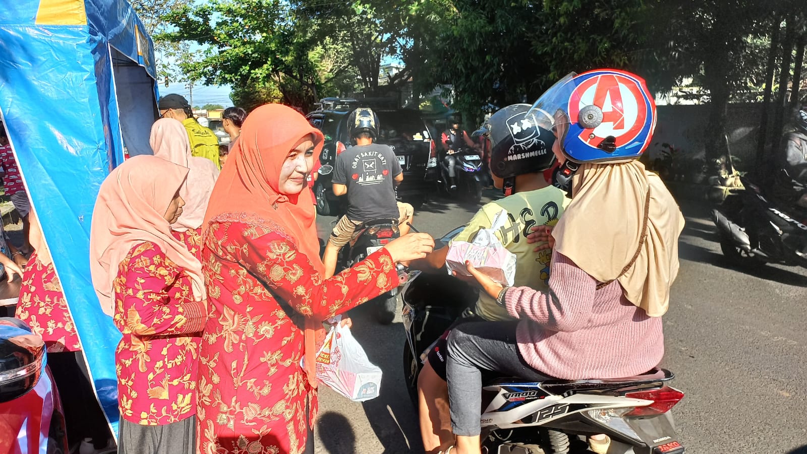 Ketua DWP Kemenag Purbalingga bagikan takjil ke pengguna jalan