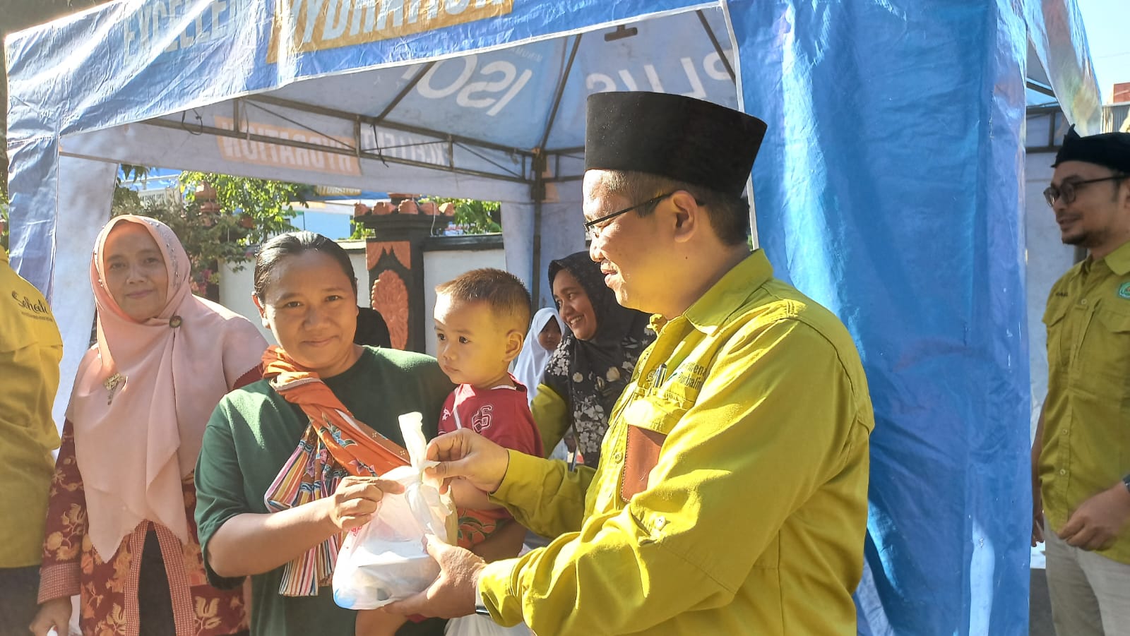 Kakan Kemenag turut membagi takjil ke pengguna jalan