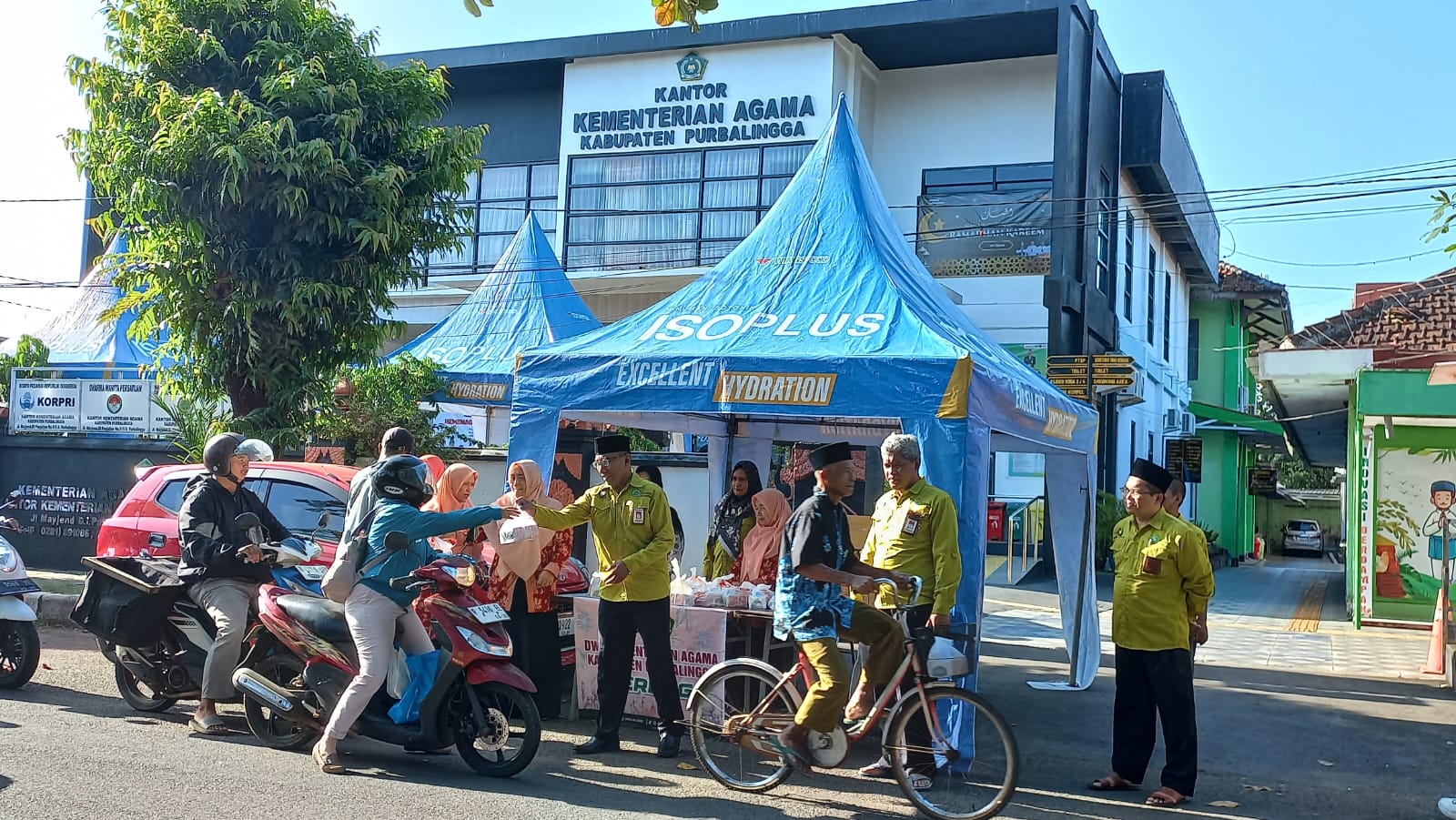 DWP bersama Kemenag Purbalingga berbagi 400 paket takjil ke pengguna jalan