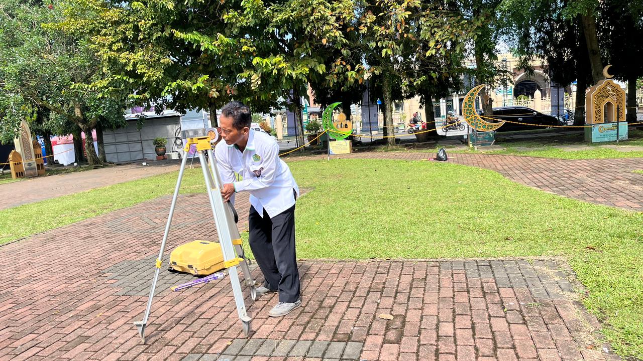 Pengukuran arah kiblat alun-alun Purbalingga jelang idulfitri 2026