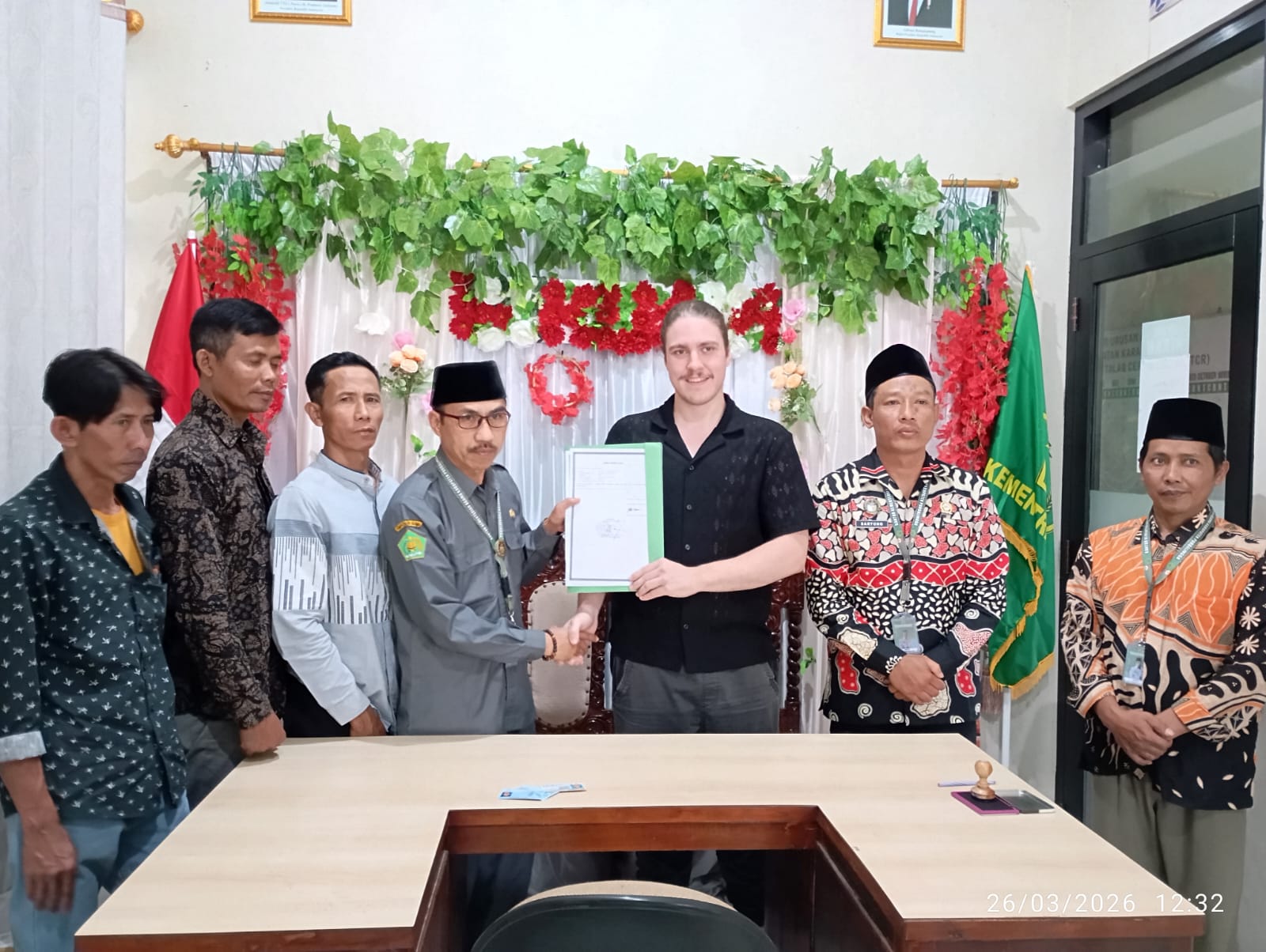 Bimbing ikrar mualaf asal AS, KUA Karangreja tetap prima layani masyarakat di masa WFA
