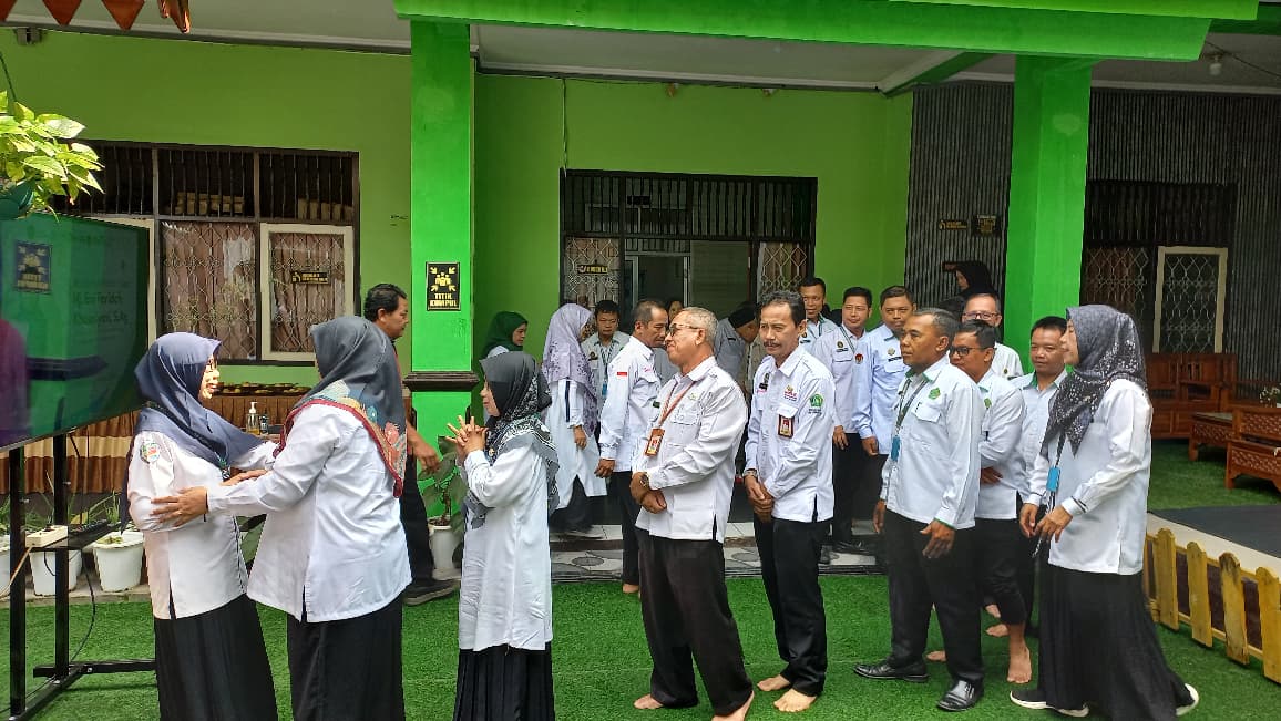 Brsalam-salaman dengan Hj. Eni di akhir acara
