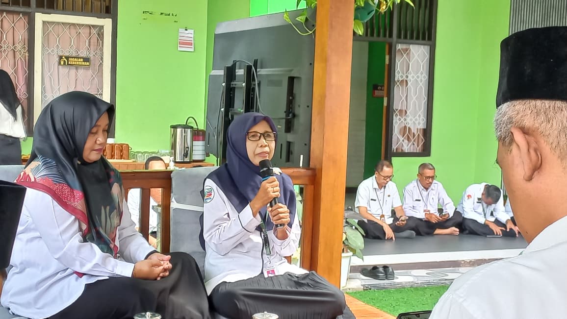 Hj. Eni Farida saat menyampaikan sambutan perpisahan