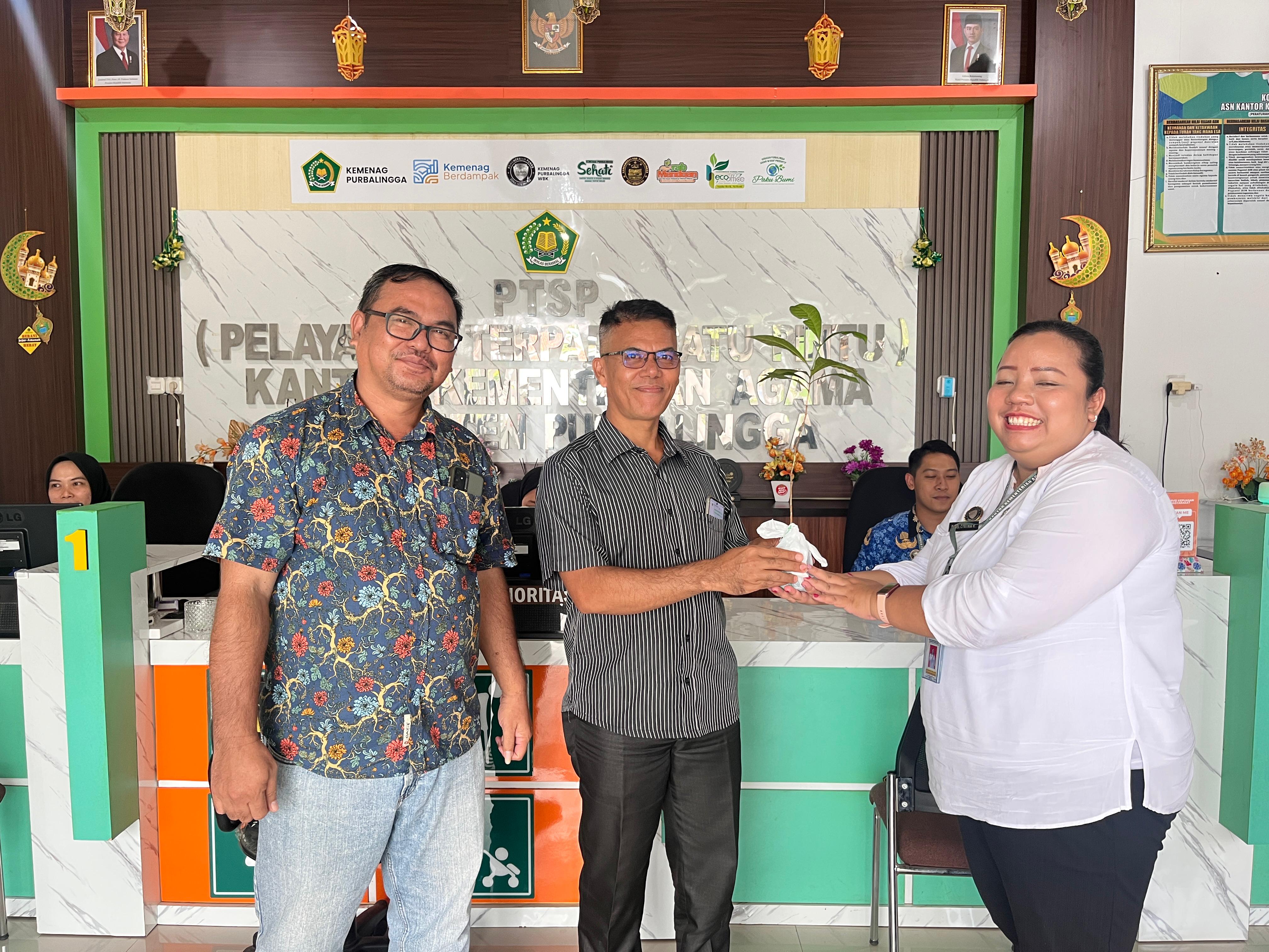 Penyerahan bibit pohon bagi pengguna layanan sebagai wujud eco office