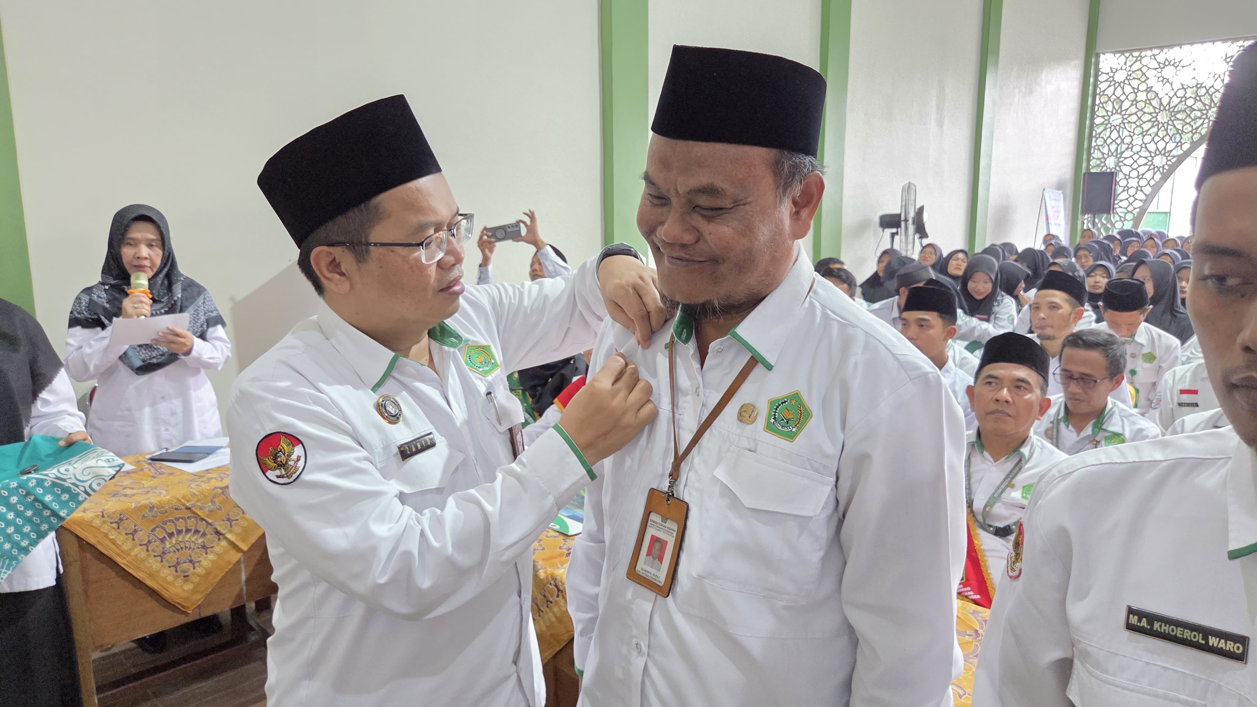 Penyematn PIN WBK oleh Kankemnag Purbalingga