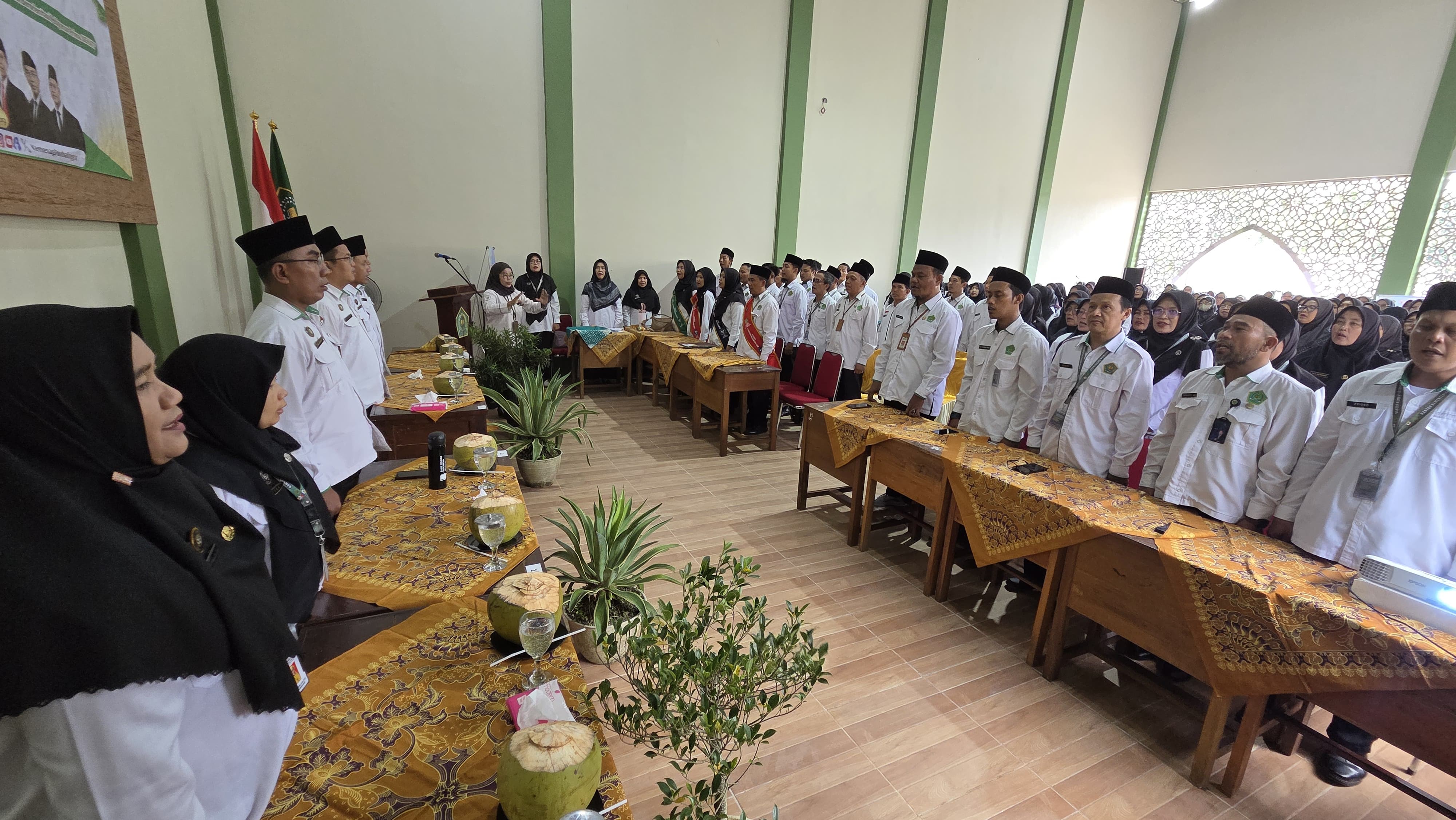 Pembinaan pegawai di Kecamatan Rembang