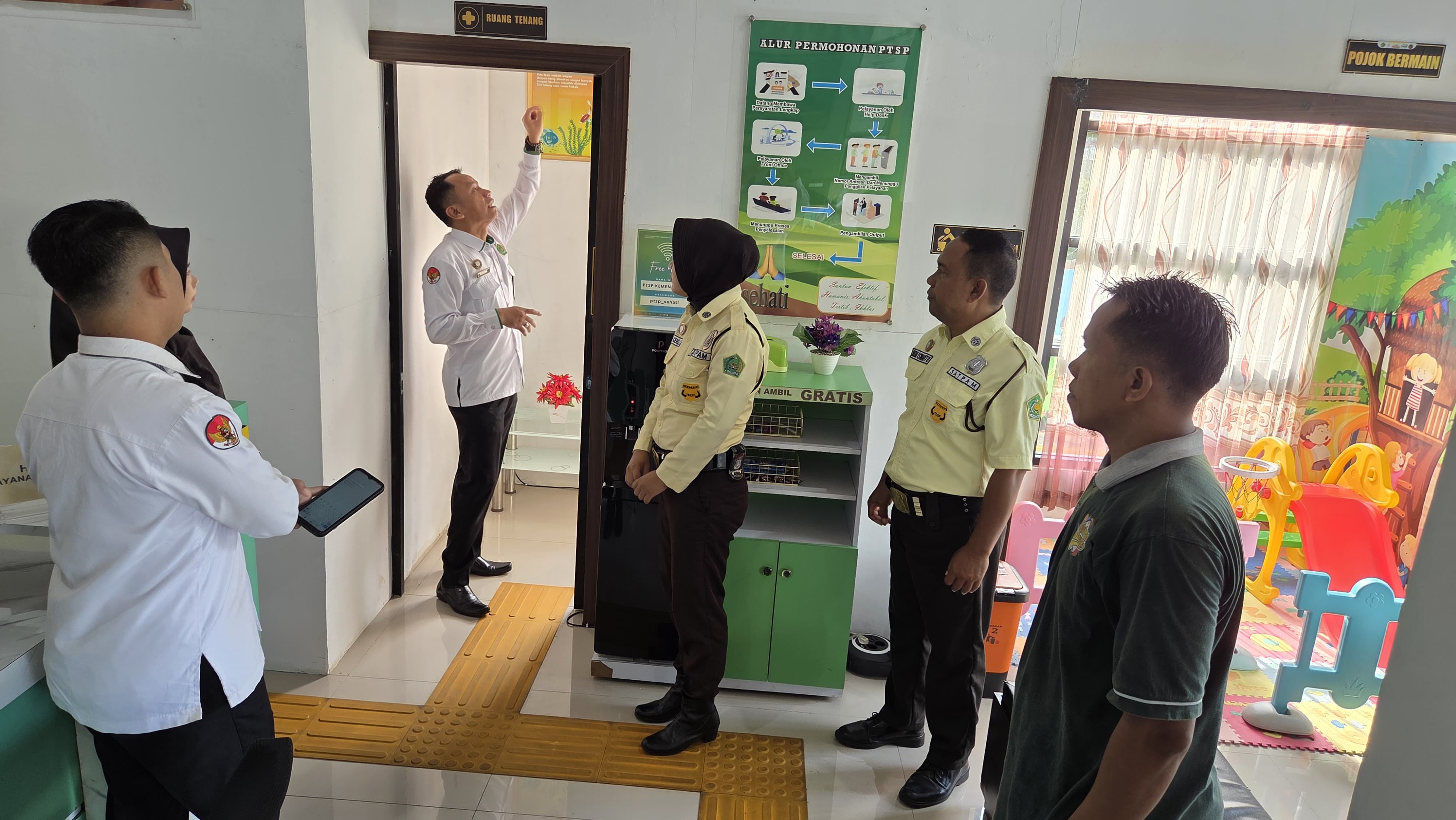 Briefing pagi ptsp bersama Kasubbag TU Sudiono