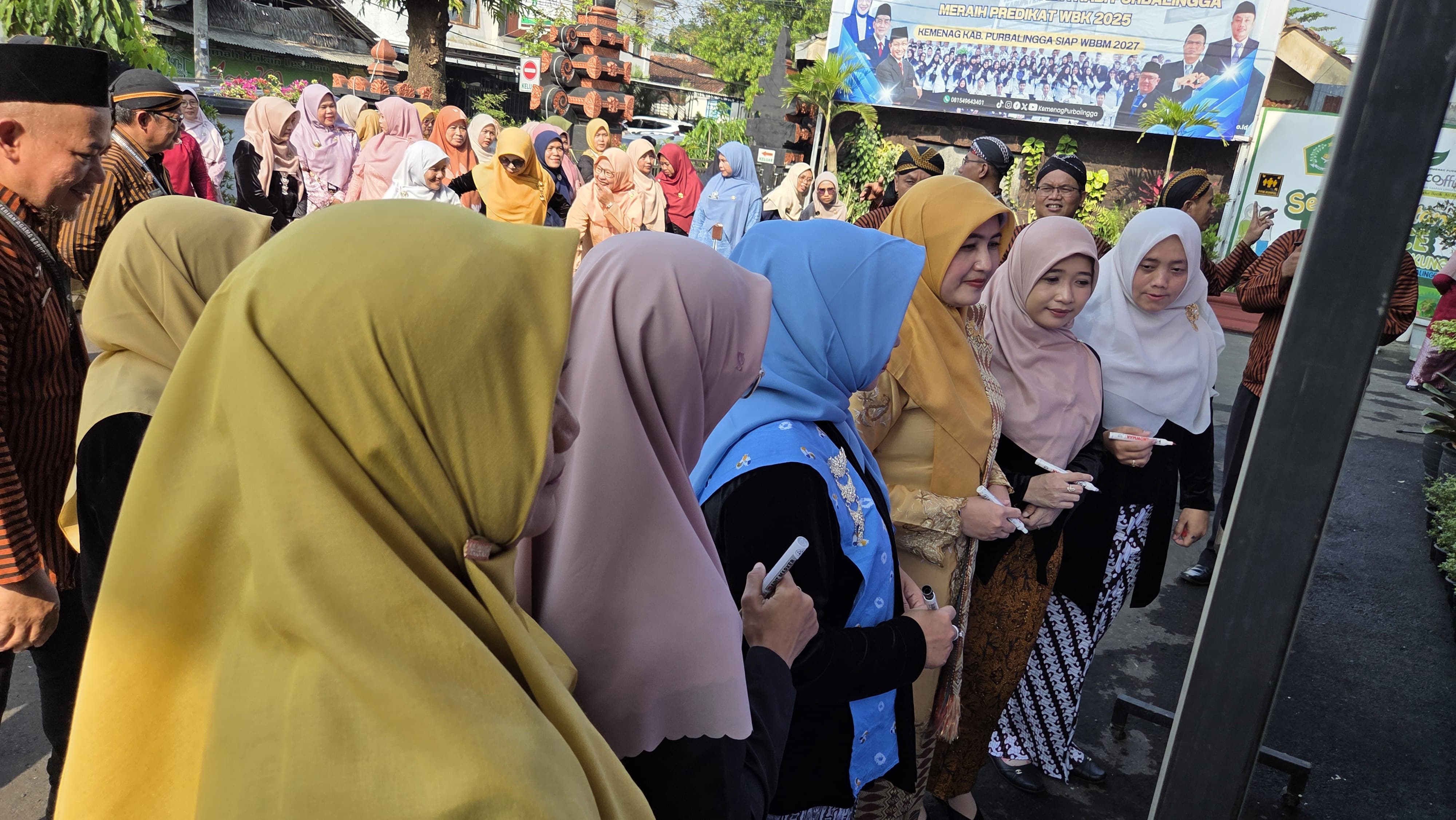 Penandatanganan aksi perempuan antikorupsi Kemenag Purbalingga