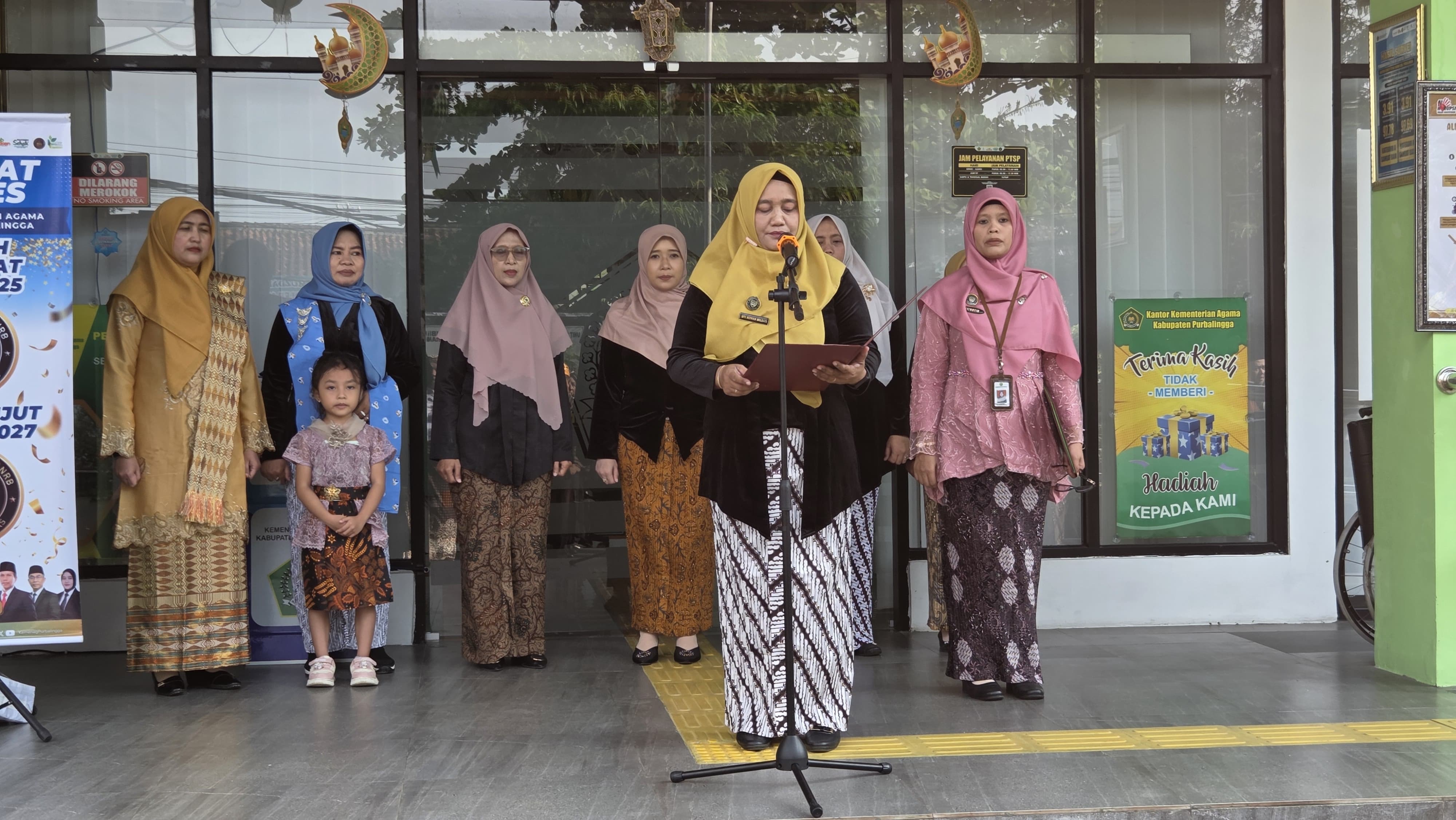 Pembina upacara Siti Honiah Mujiati saat membacakan amanah