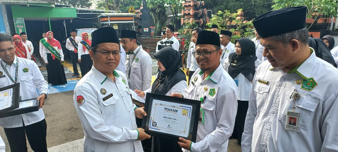 Salah satu ASN yangmendapatkan penghargaan berintegritas