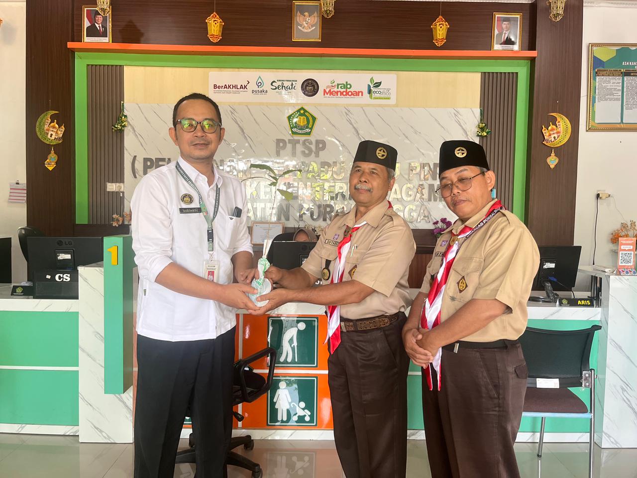 Penyerahan bibit pohon sebagai komitmen eco office