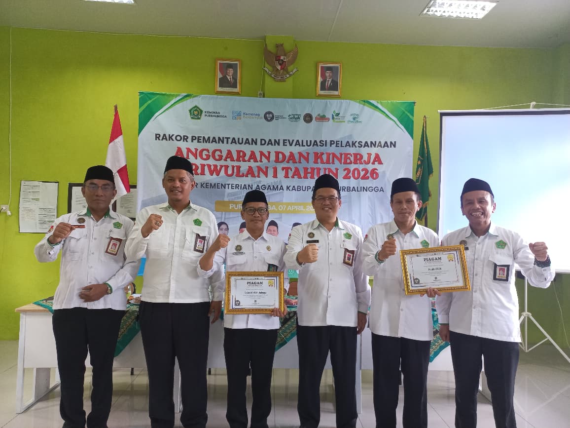 Kemenag Purbalingga berikan penghargaan kepada MTsN 1 Purbalingga dan Pendis sebagai satker dengan serapan anggaran triwulan I 2026 terbaik