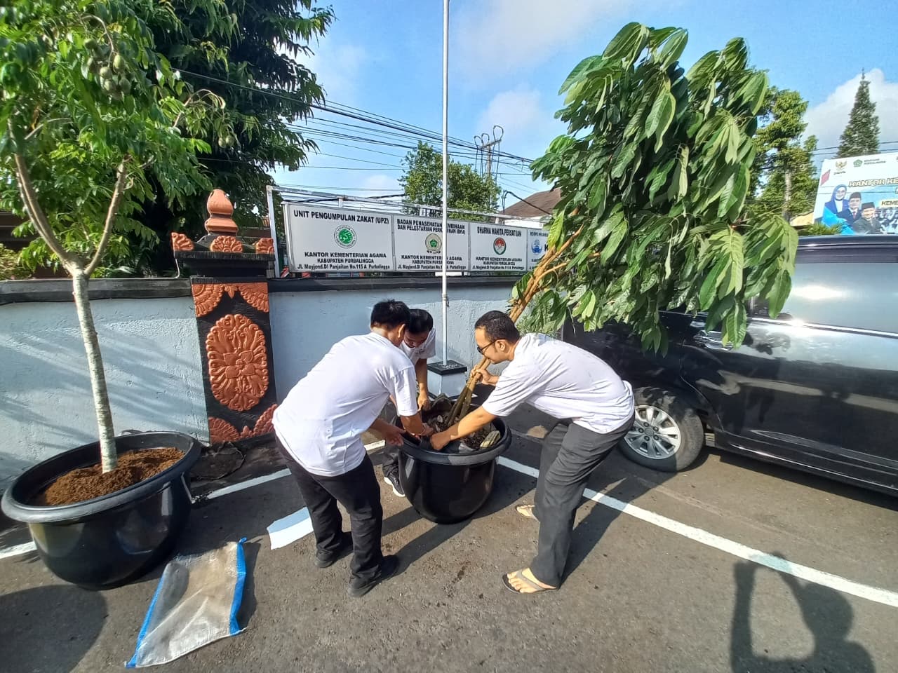 Sejumlah ASN gotong royong menata lingkungan kantor