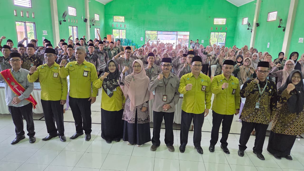 Foto bersama pembinaan pegawai di Kecamatan Mrebet
