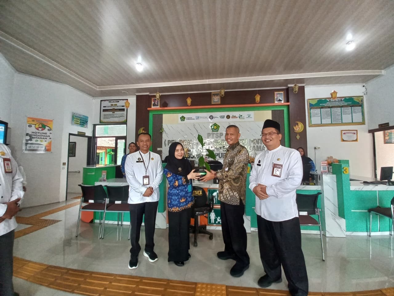 Wakil ketua KPK Ibnu Basuki Widodo mendapat bibit pohon dari Kemenag Purbalingga