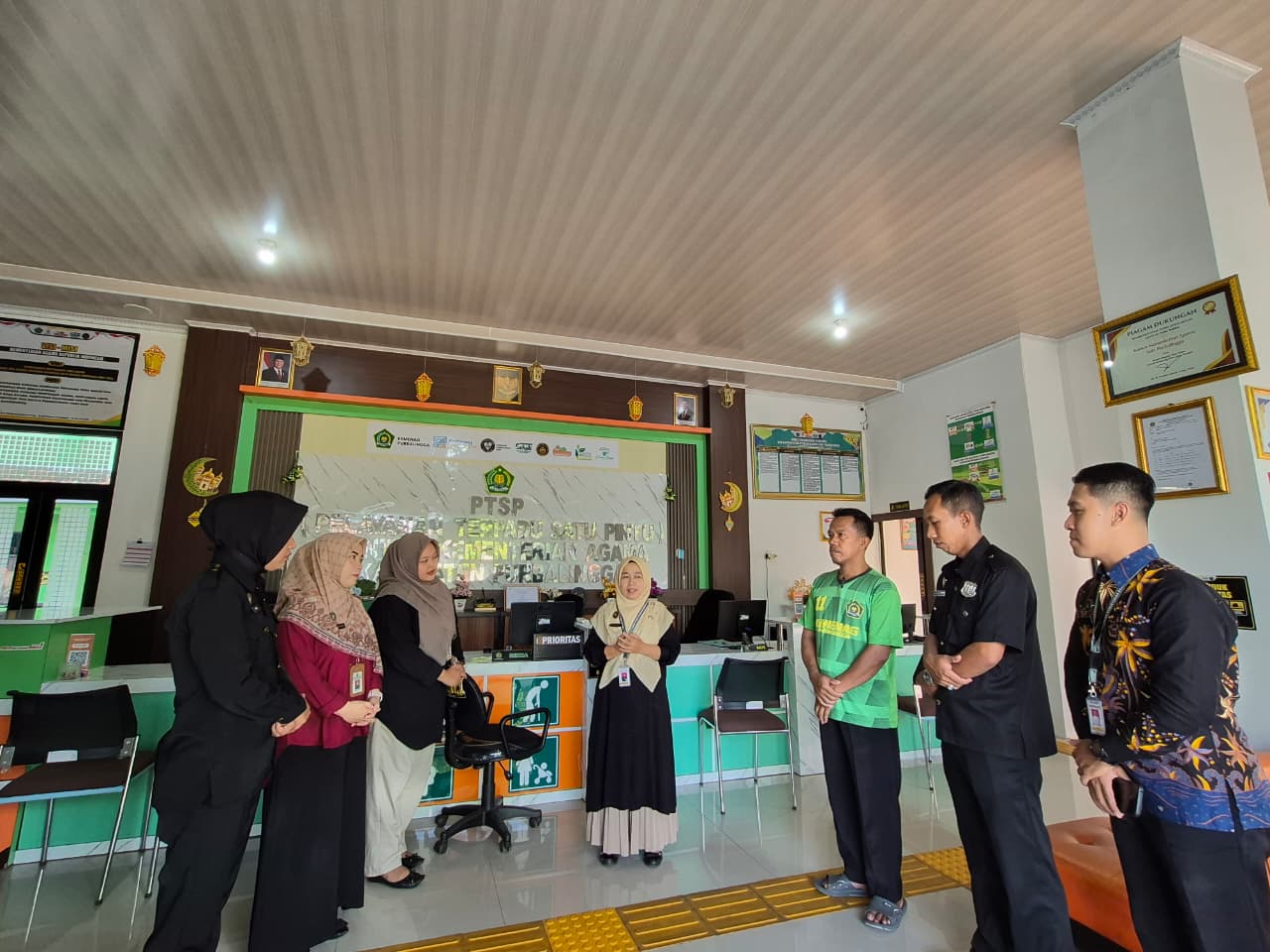 Briefing petugas PTSP bersama Lina Parwati