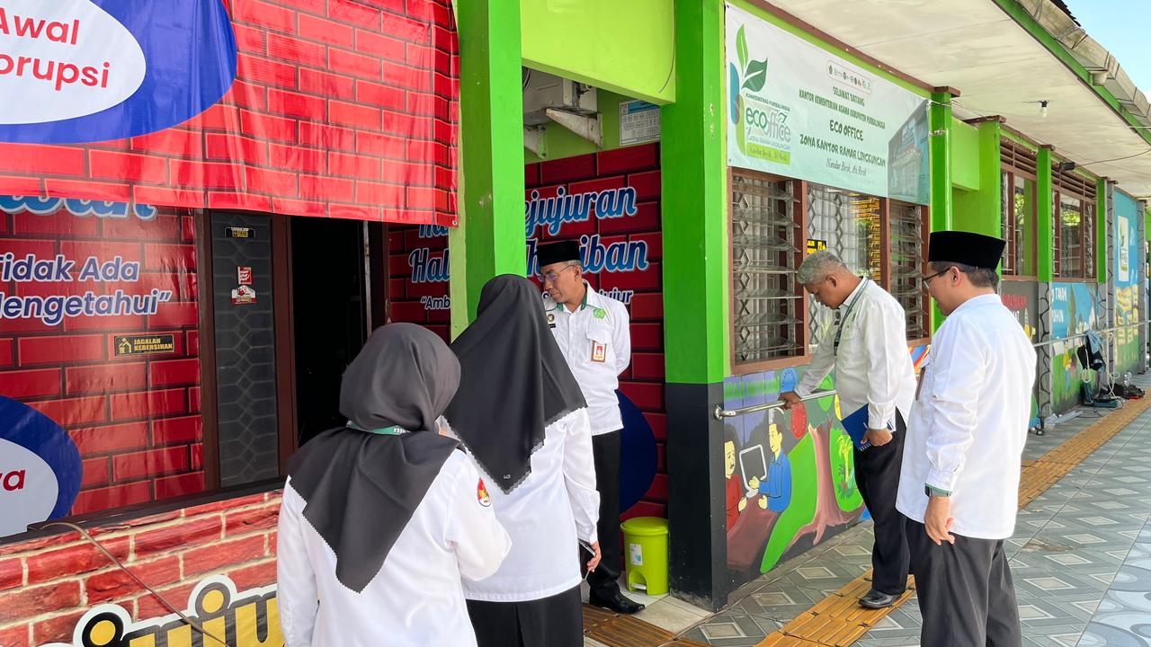 pengecekan penataan ruangan kantor dalam rangka peningkatan kualitas pelayanan publik