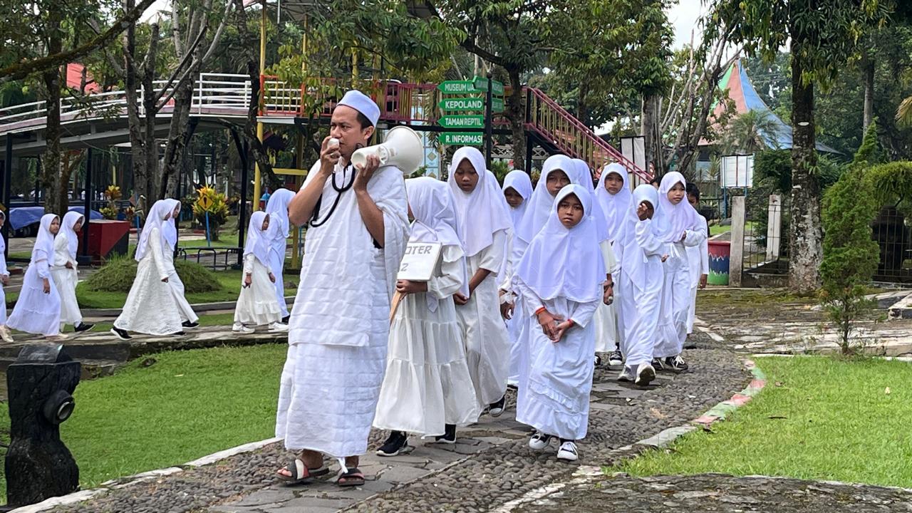 Implemantasi KBC, 288 Siswa Kelas V MI se-Kecamatan Kemangkon Ikuti Pembelajaran Manasik Haji di Sanggaluri Park