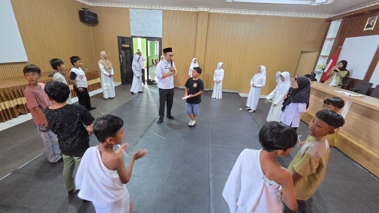 peserta Outing class antusias mengikut Fun game di ruang Galaksi.