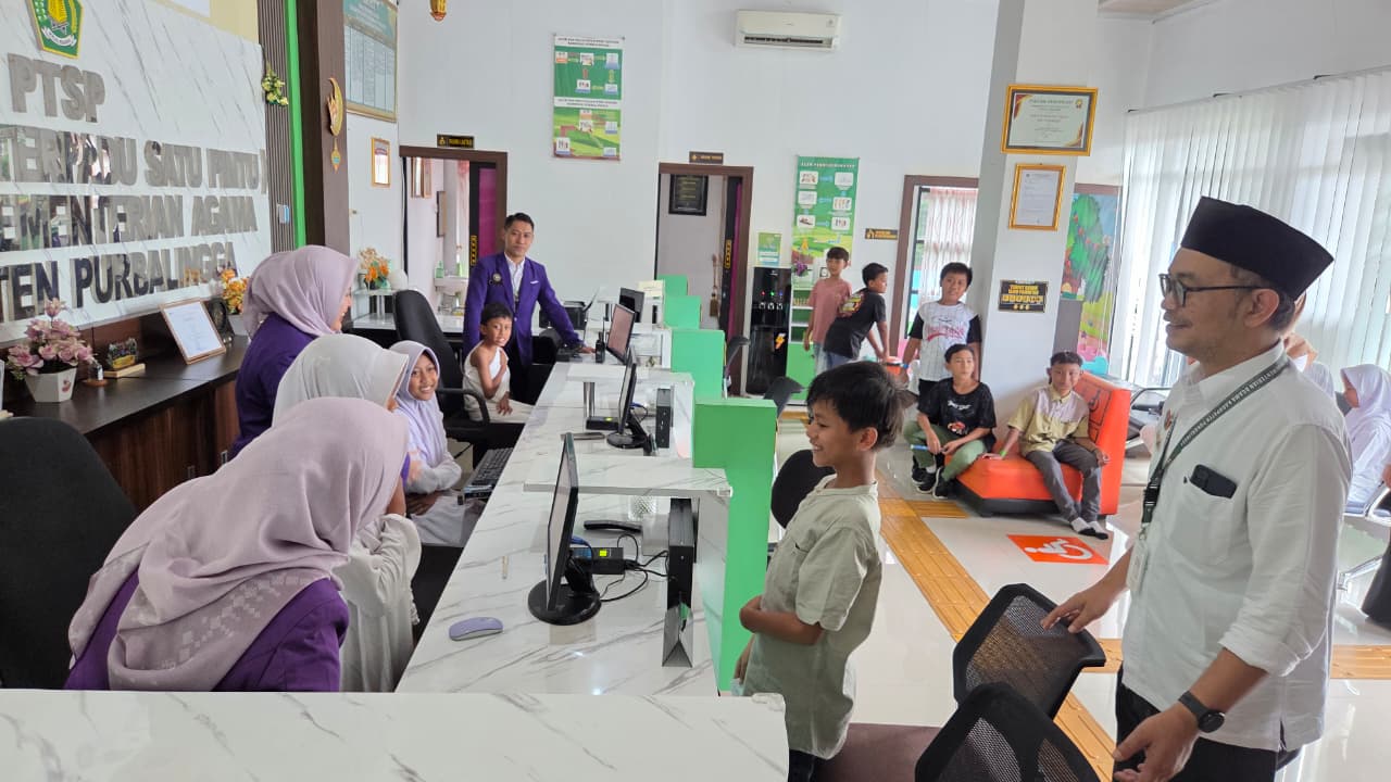 Tanamkan Kejujuran, Anti Korupsi, dan Moderasi Beragama, Siswa MI Kemangkon Kunjungi Kankemenag Purbalingga