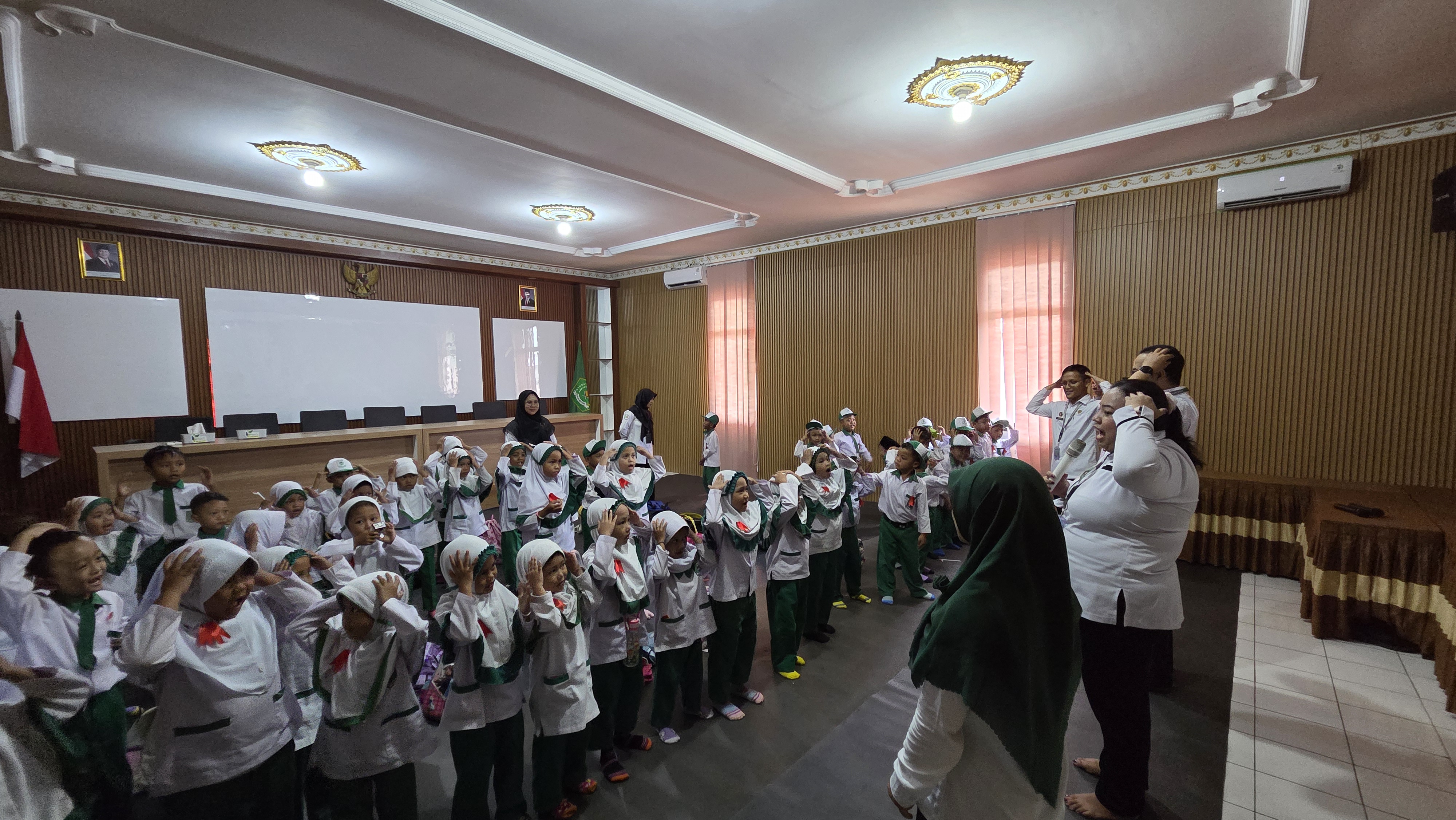 Murid RA Diponegoro Karangcengis dan Karanggedang outing class di Kemenag Purbalingga