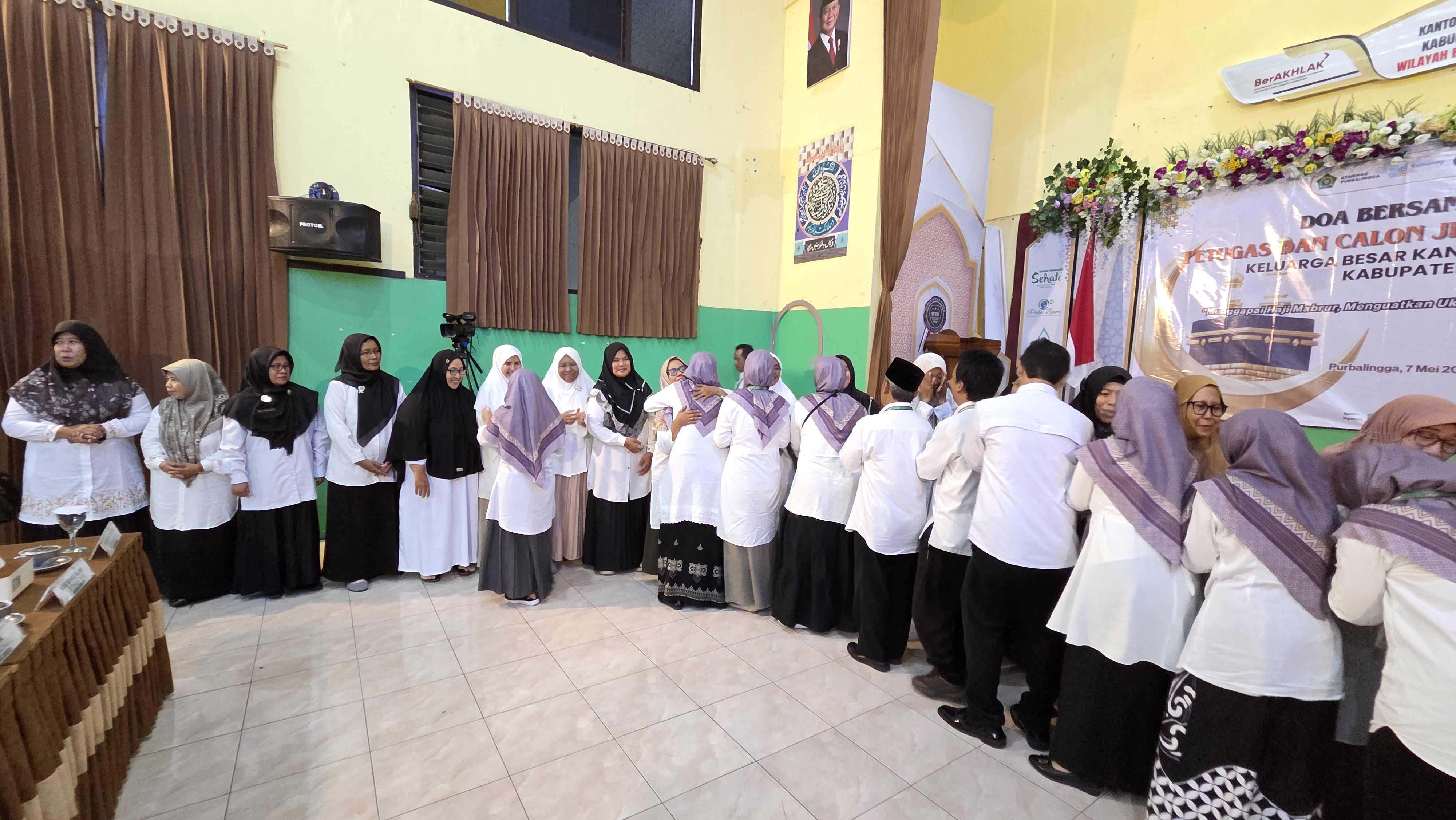 Bersalam-salaman dengan petugas an calon jemaah haji