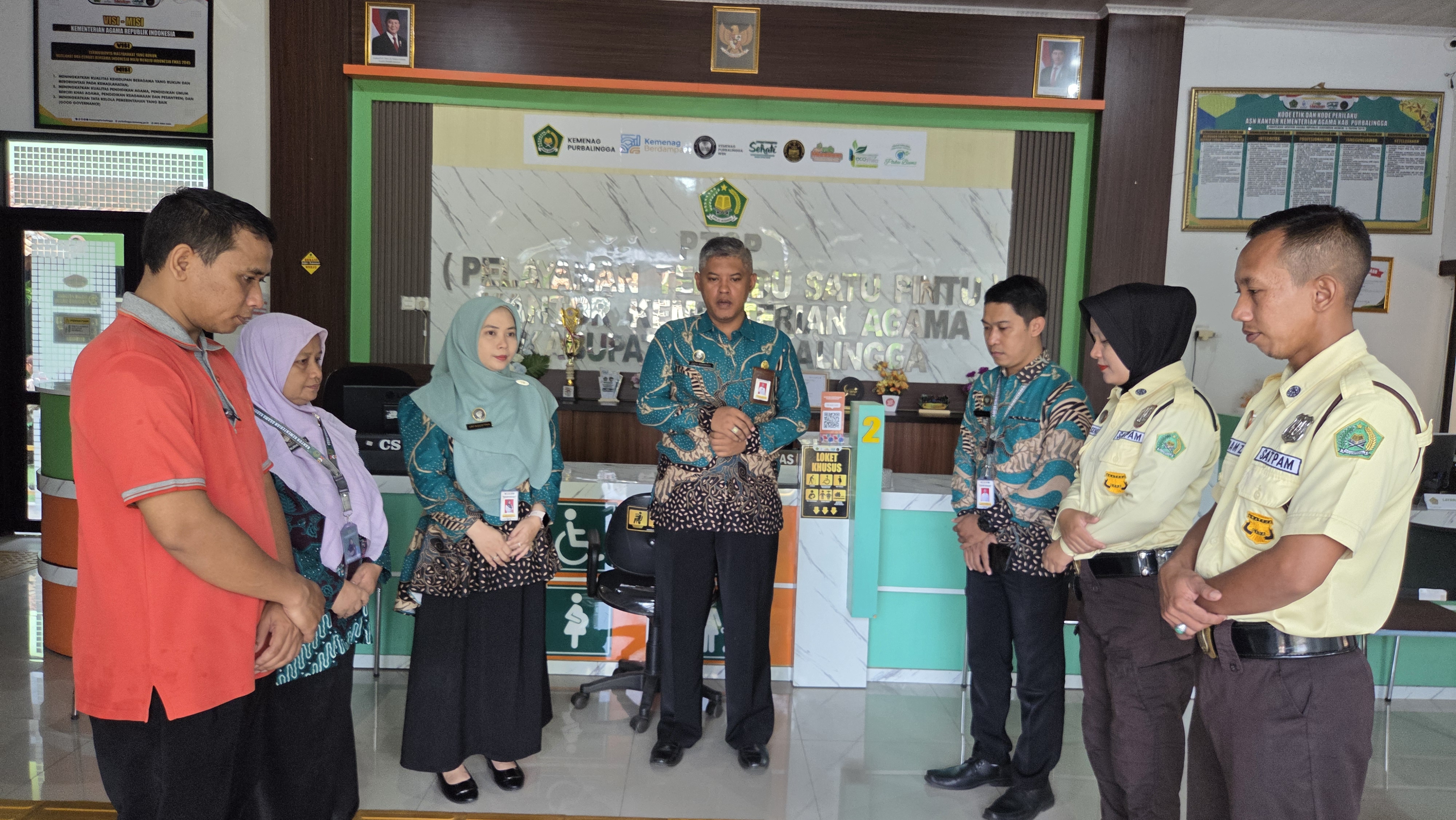 Didik Wirawan briefing petugas PTSP