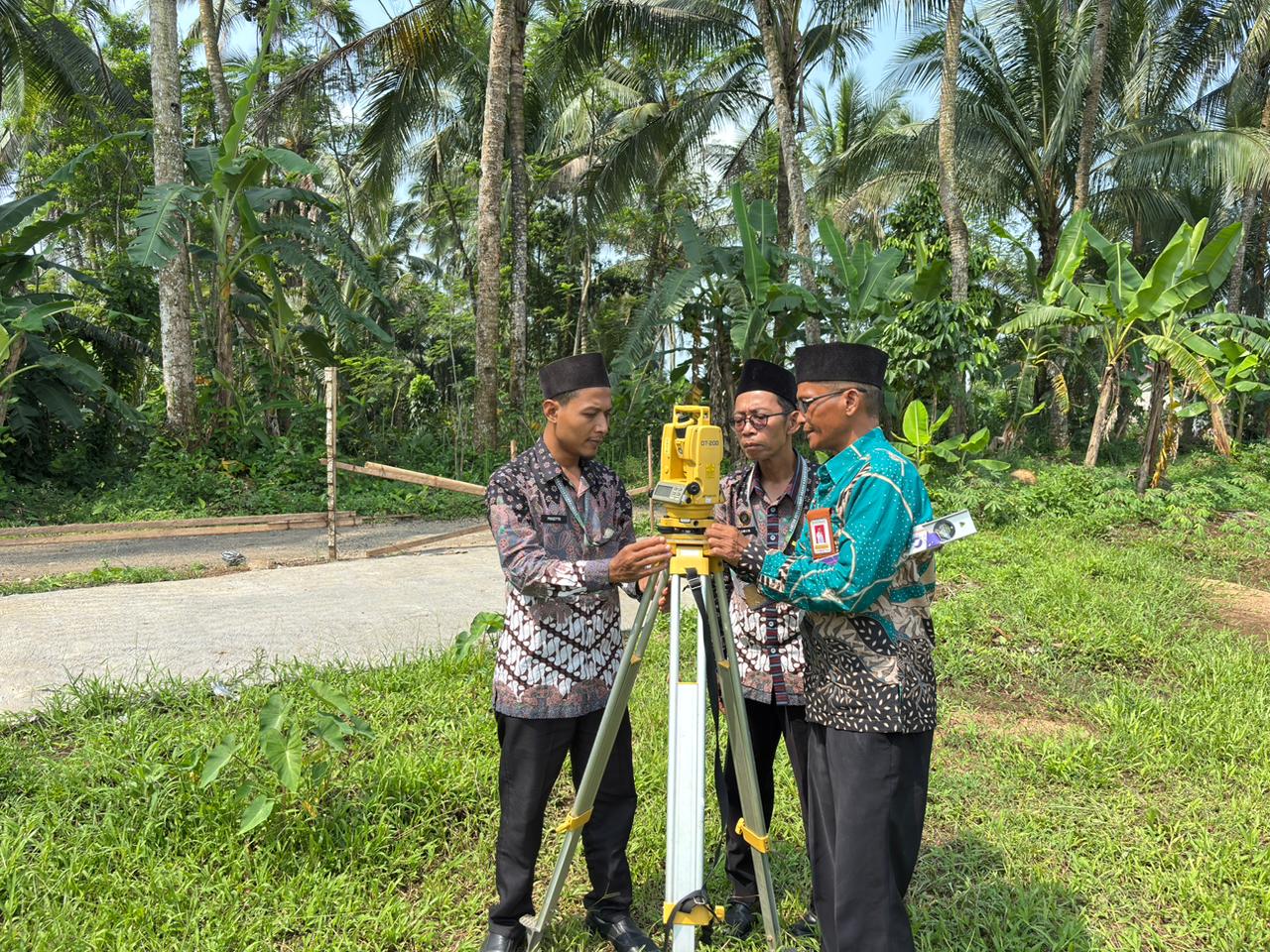 KUA Mrebet layani pengukuran arah kiblat masjid