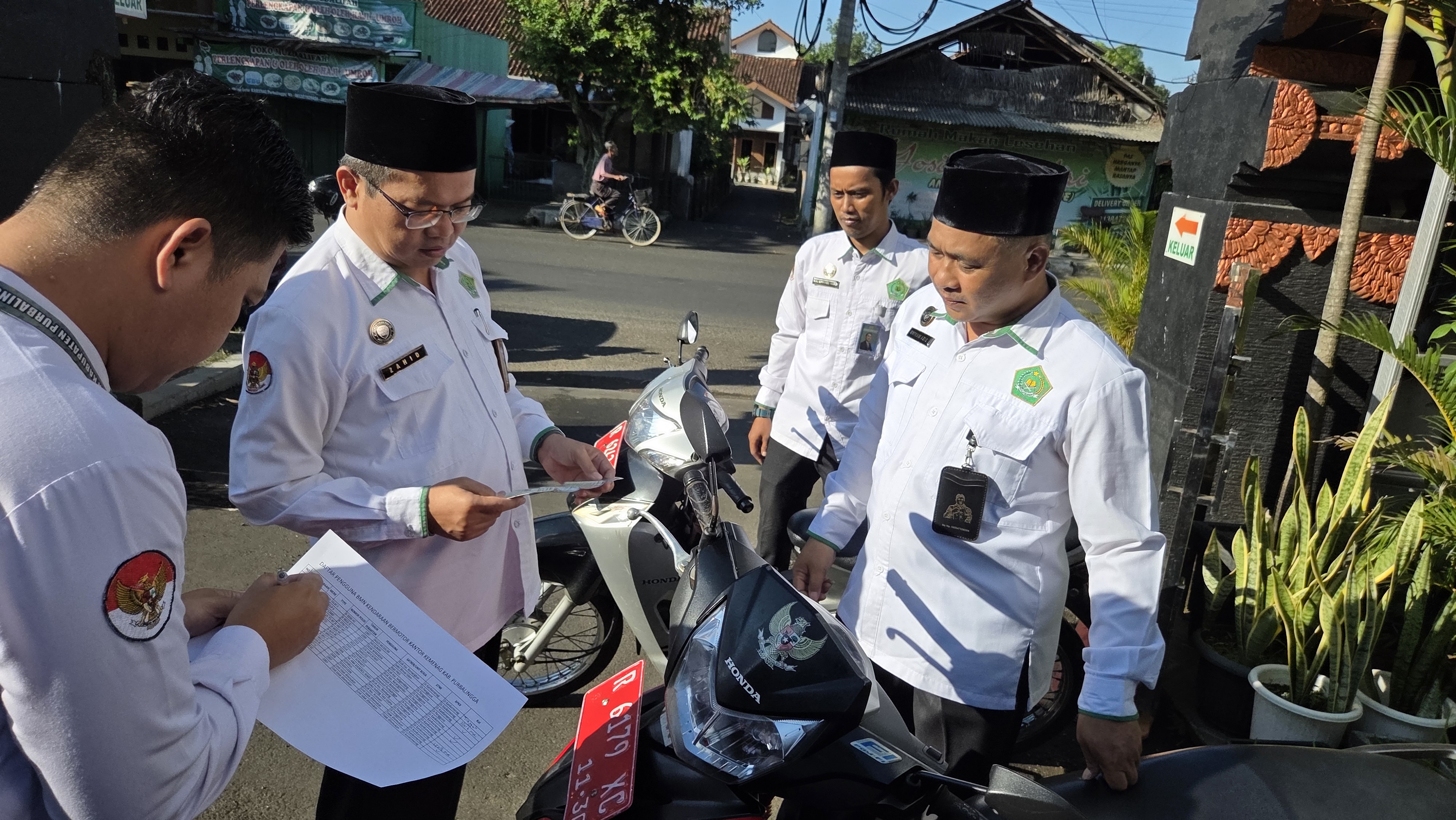 10 unit kendaraan dinas diperiksa kondisi dan kelengkapan dokumen